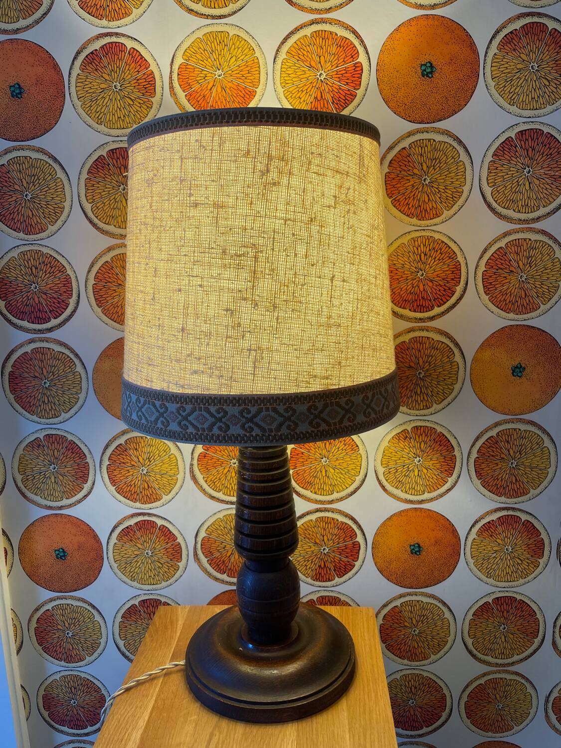Turned wooden lamp bintahe