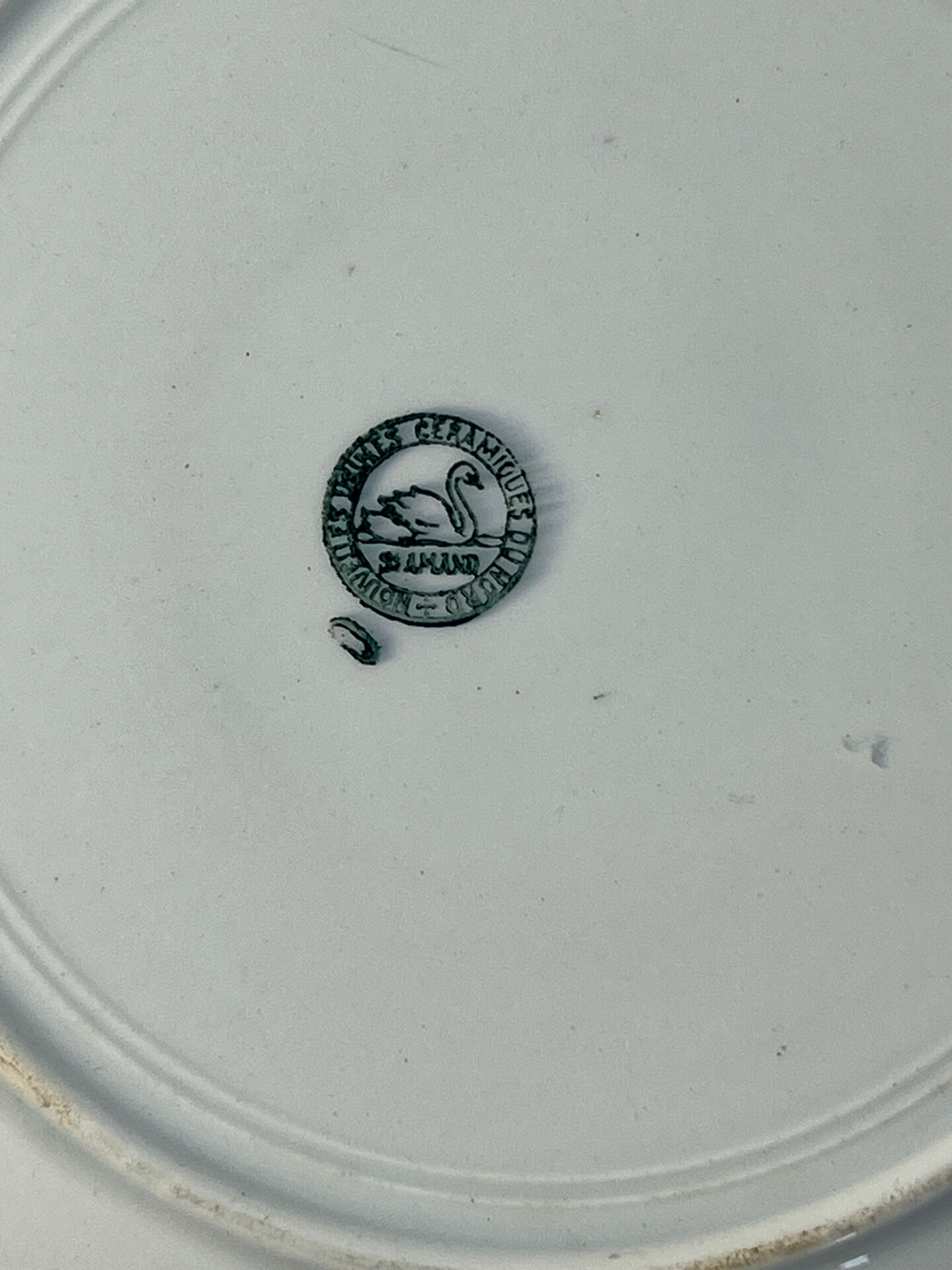 Plat de présentation en faïence Saint-Amand 26,5cm