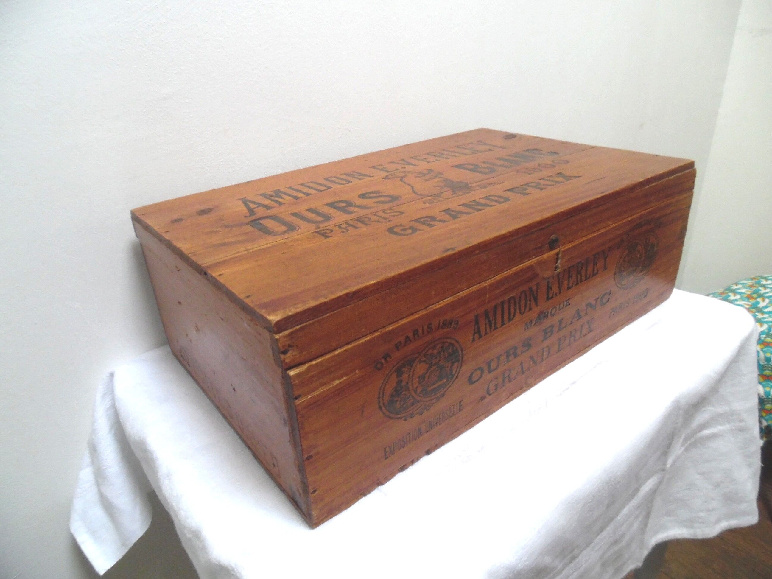 Wooden box advertising white bear starch