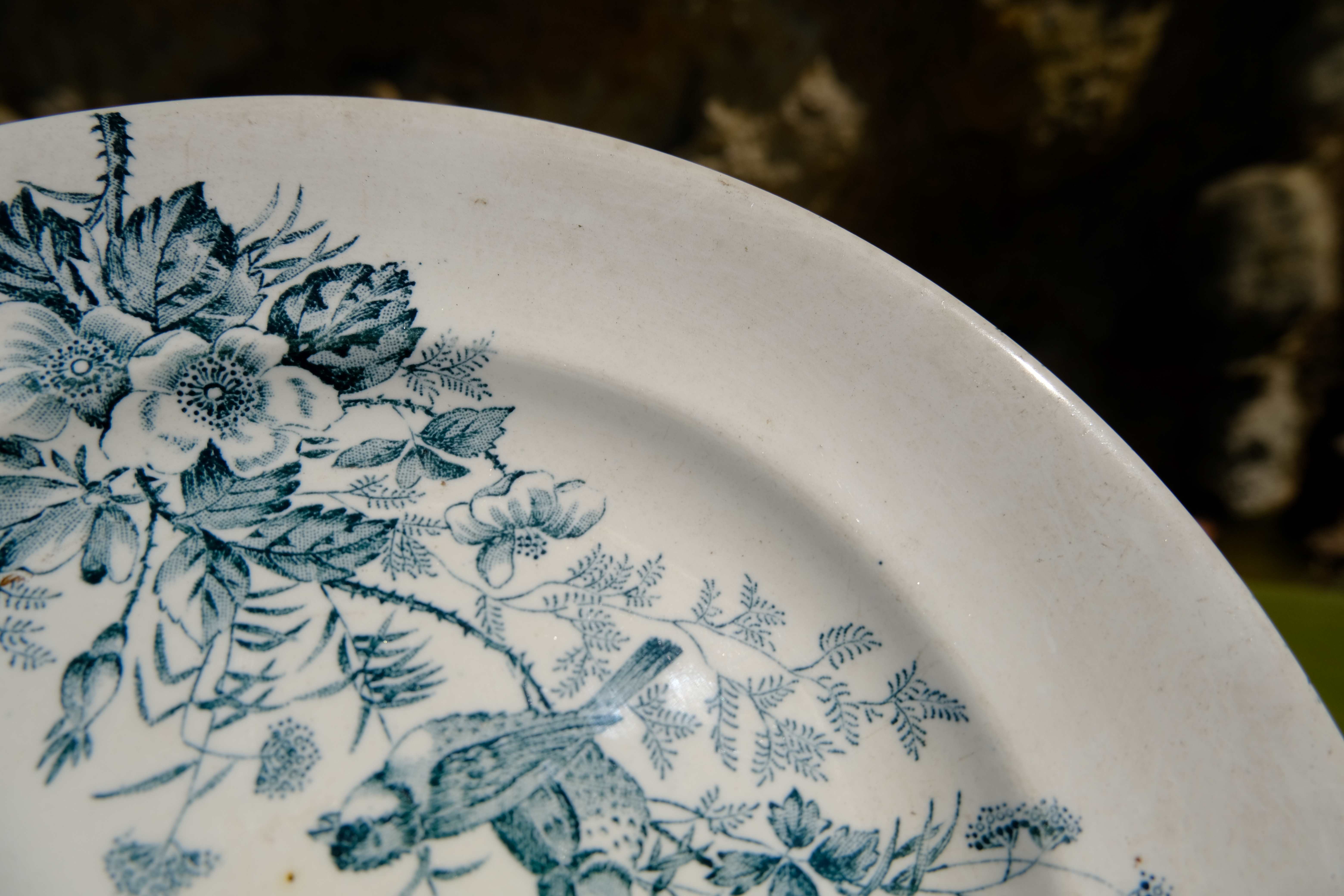 Mignon plates in Longwy earthenware