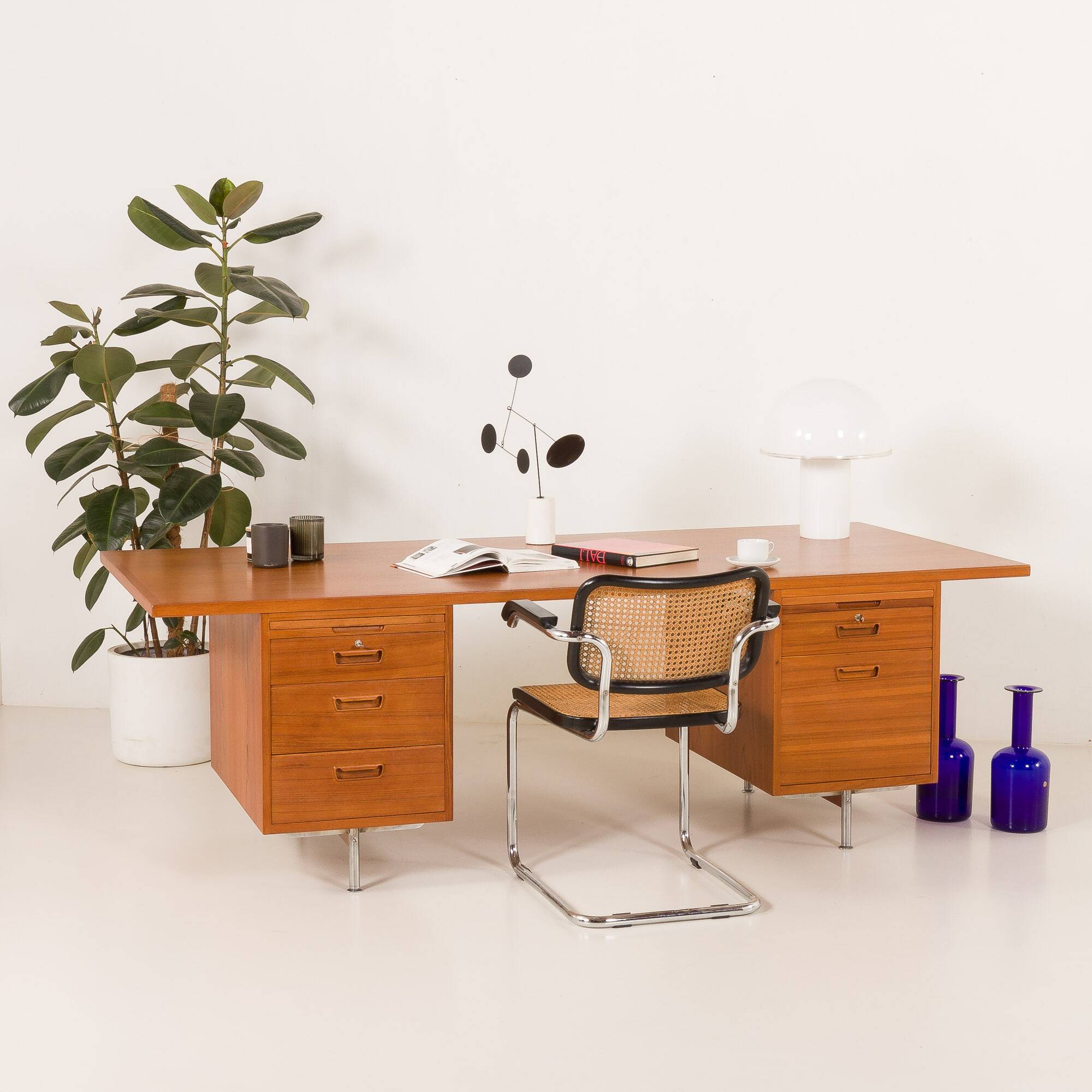 Bureau de direction extra large en teck, style danois du milieu du XXe siècle, années 1970