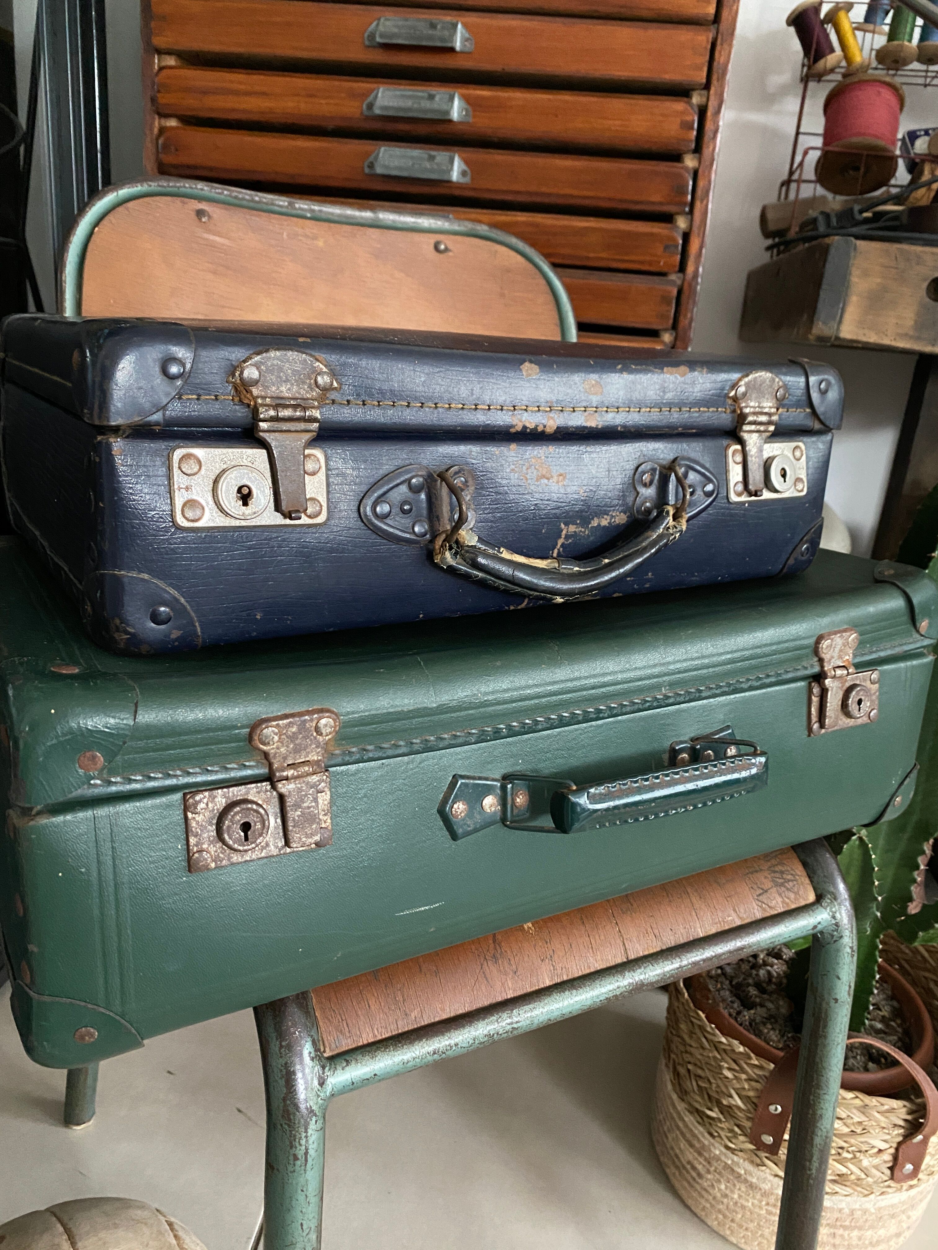 Set of 2 vintage suitcases