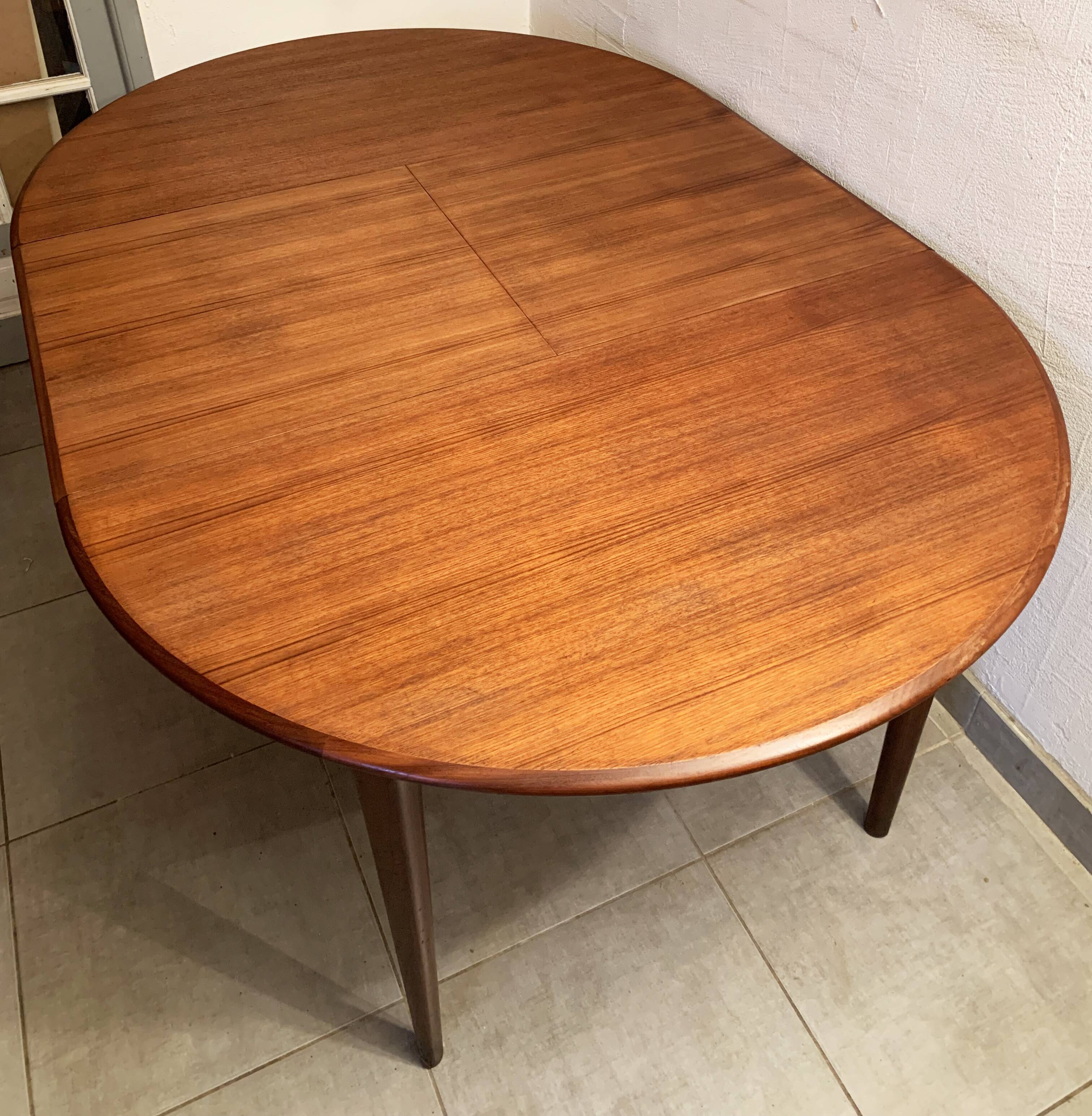 Round dining table with Scandinavian and Danish design in extendable teak from the 60s