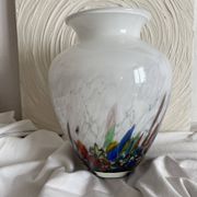 Grand vase en verre soufflé à inclusions polychromes style Murano