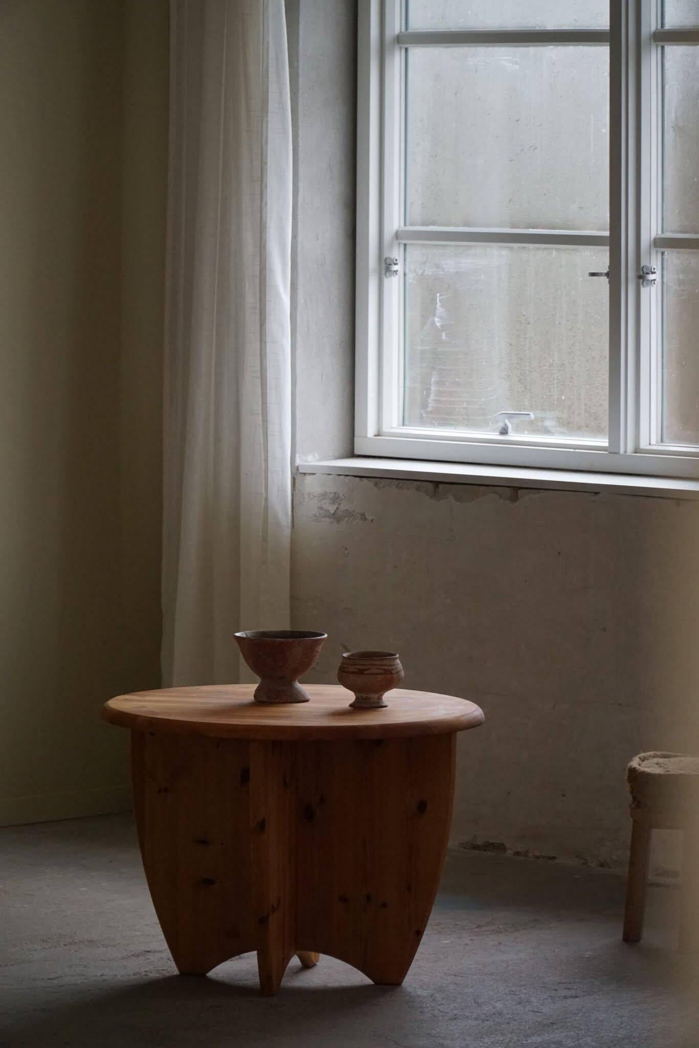 Modern round Danish coffee table in solid pine, Rainer Daumiller style, 1970s.