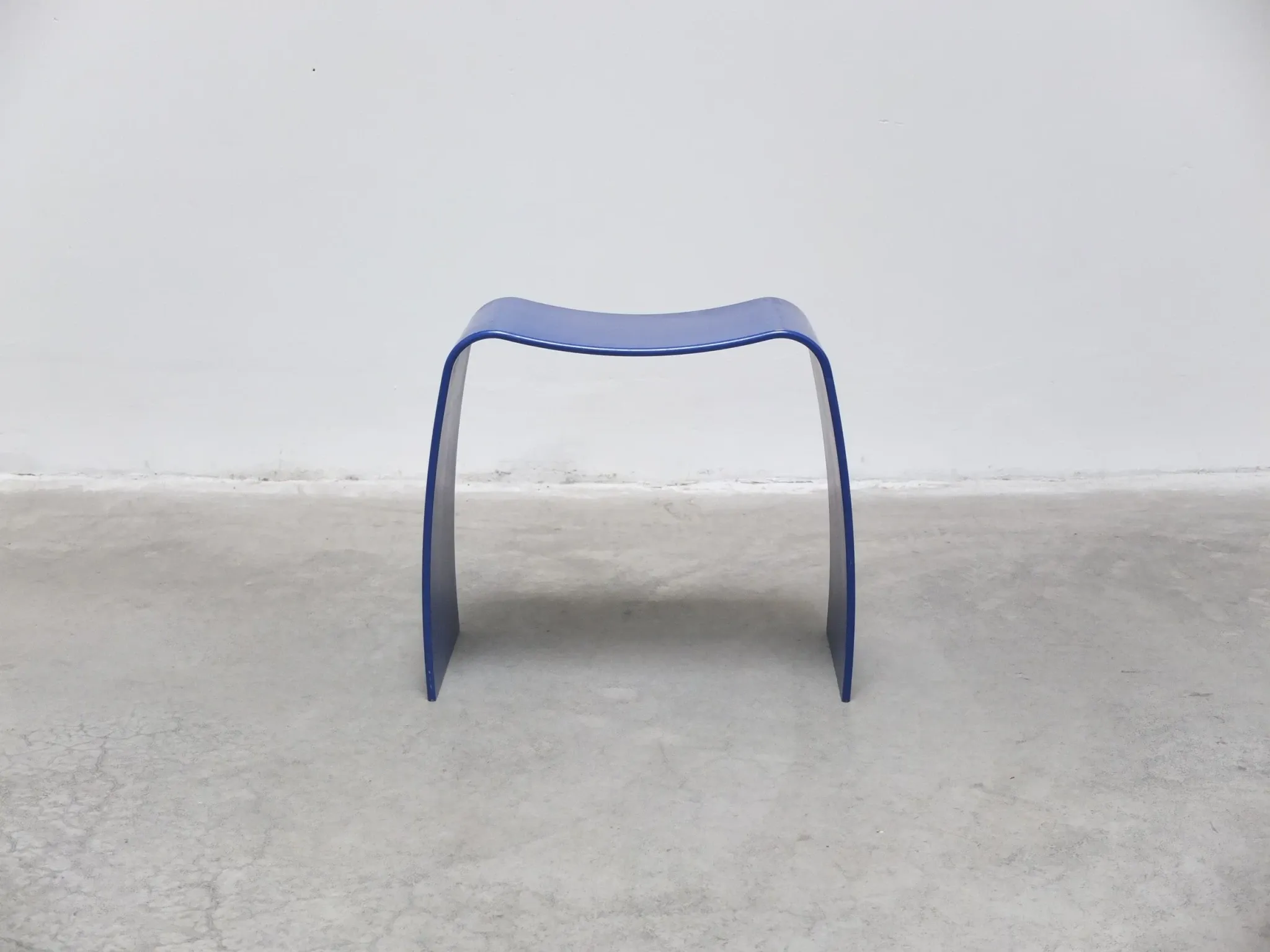 Tabouret bleu 'M' par Jørgen Møller pour Askman, années 1990.