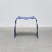 Tabouret bleu 'M' par Jørgen Møller pour Askman, années 1990.