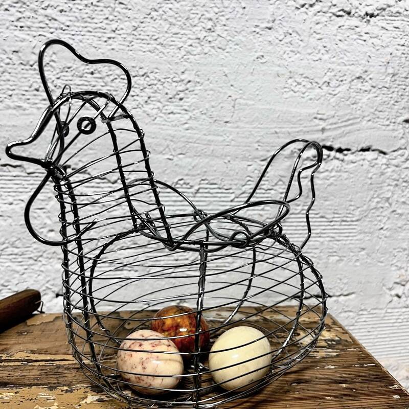 Chicken-shaped wire basket