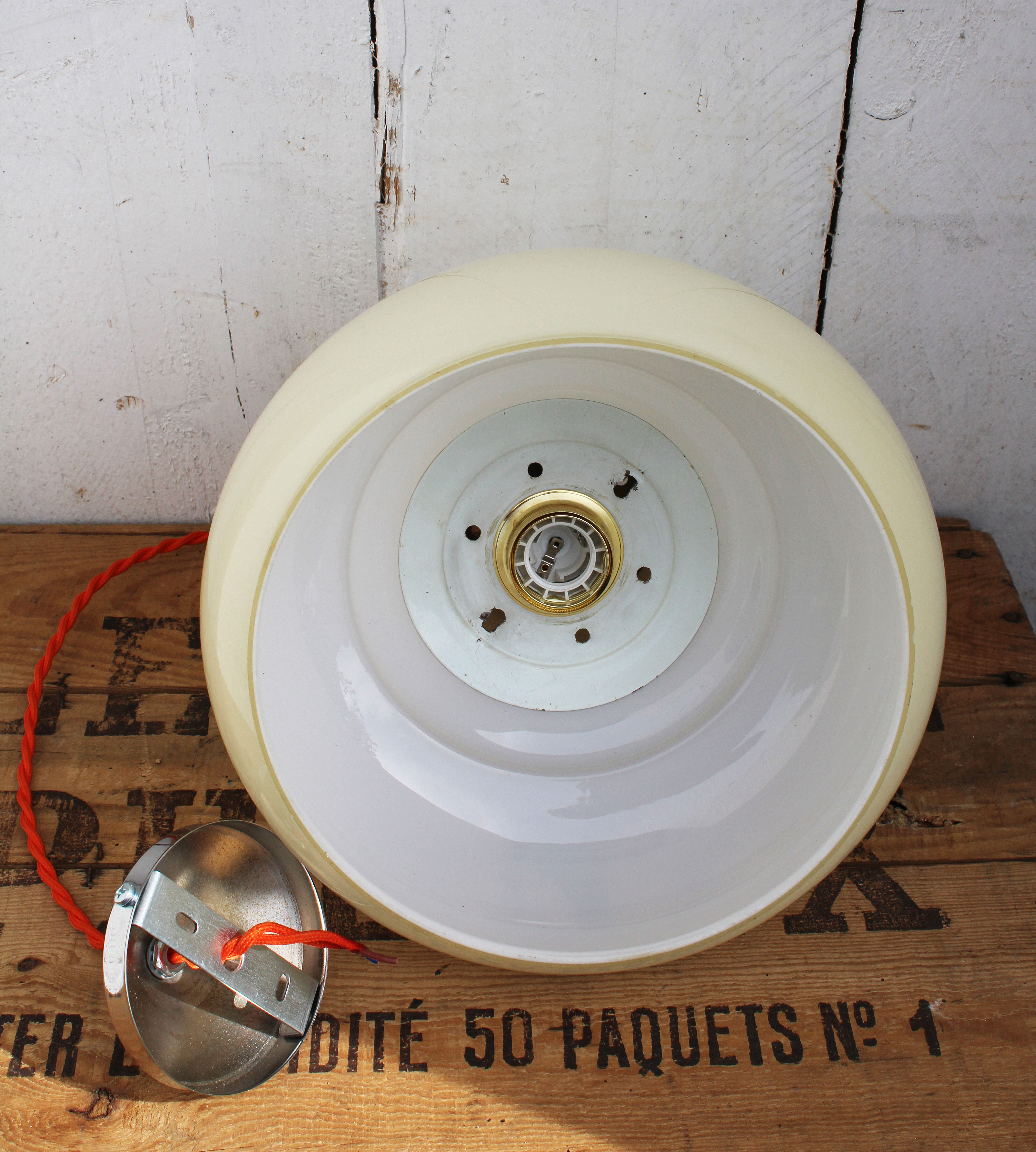 Space age suspension in opaline