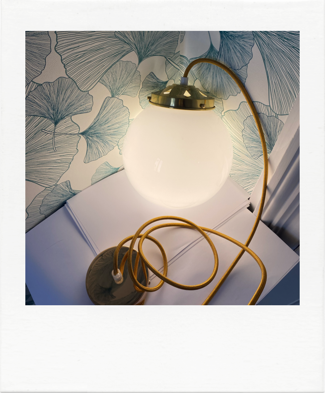 Suspension globe vintage opaline et doré