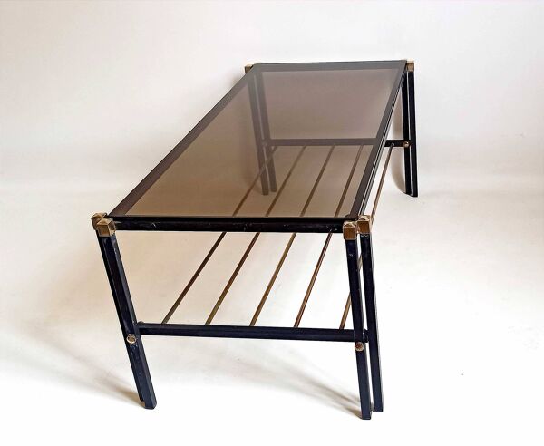 Table basse porte revue Années 60 verre fumé métal et laiton Largeur 94,2 cm