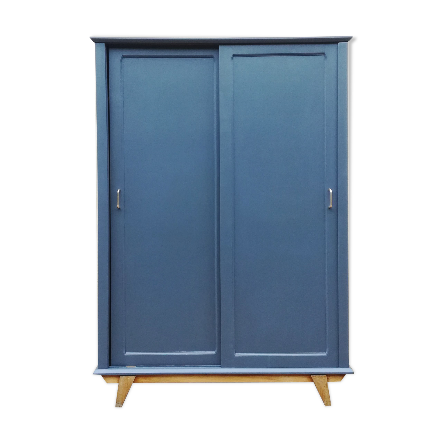 Compass foot cabinet