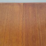 Extendable teak table