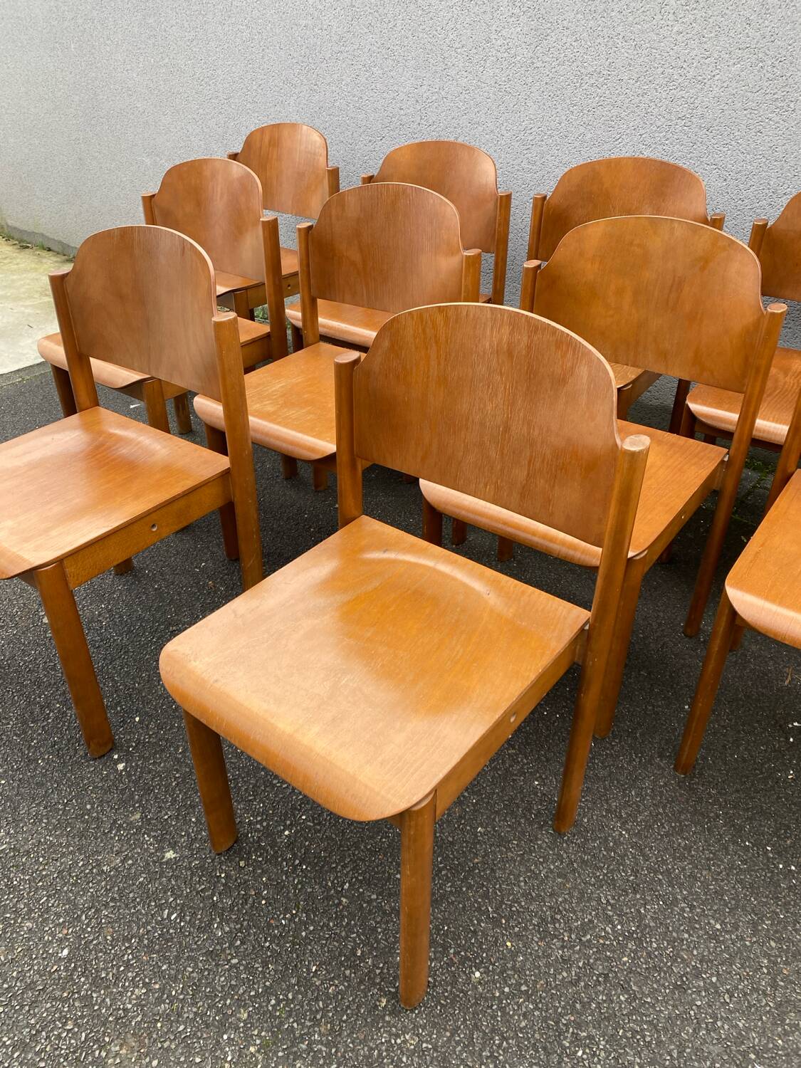 Série de 11 chaises brutaliste Allemagne empilable