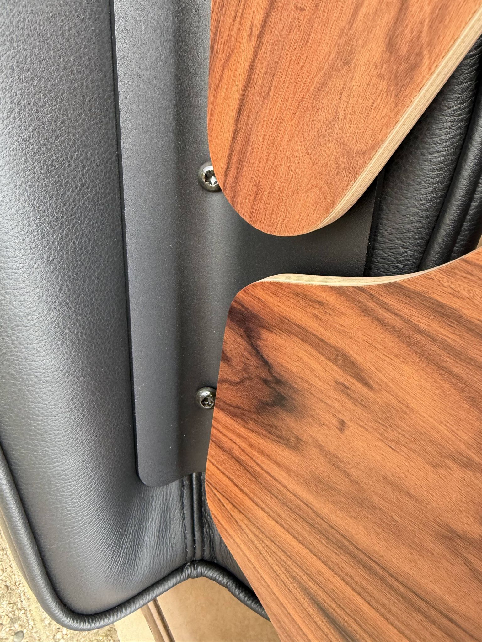 Vitra Eames Lounge chair XL + Ottoman, Zwart leder & Santos Palissander