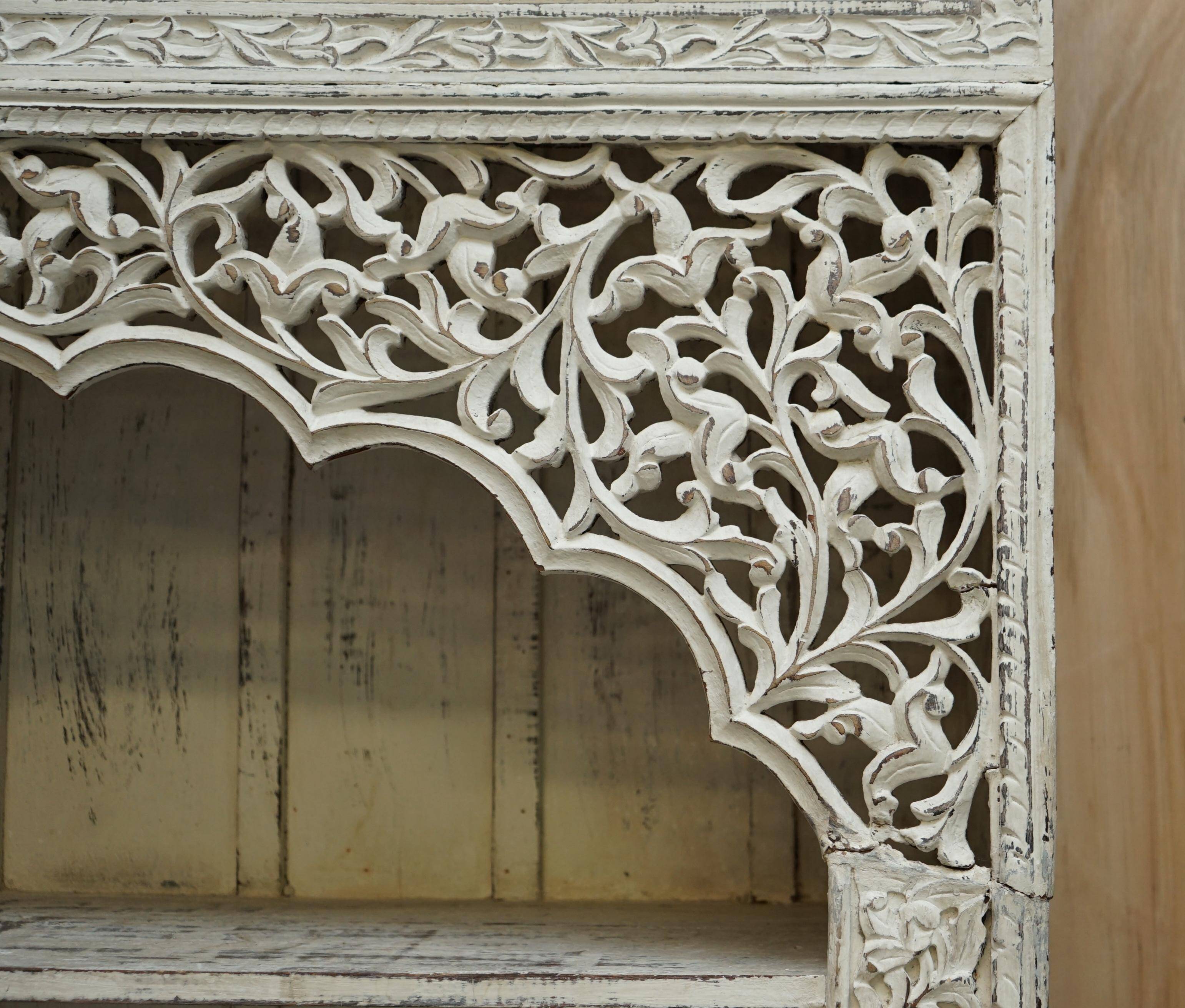 Grande bibliothèque antique anglo-indienne en bois massif sculpté avec peinture d'origine