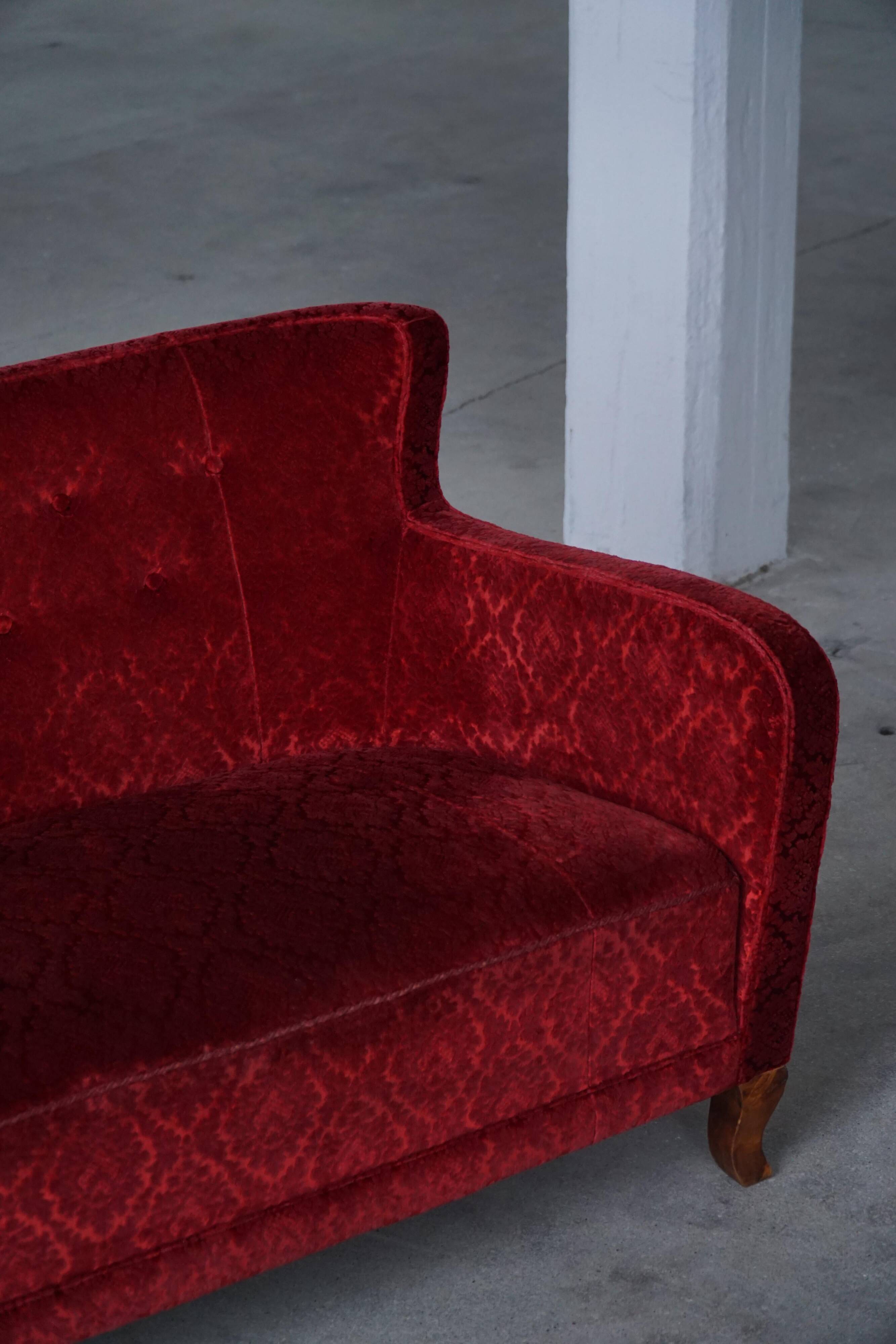 Modern Danish canapé, 3-seater in red velvet, Fritz Hansen style, 1940s.