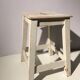 Tabouret d’atelier en bois patiné blanc