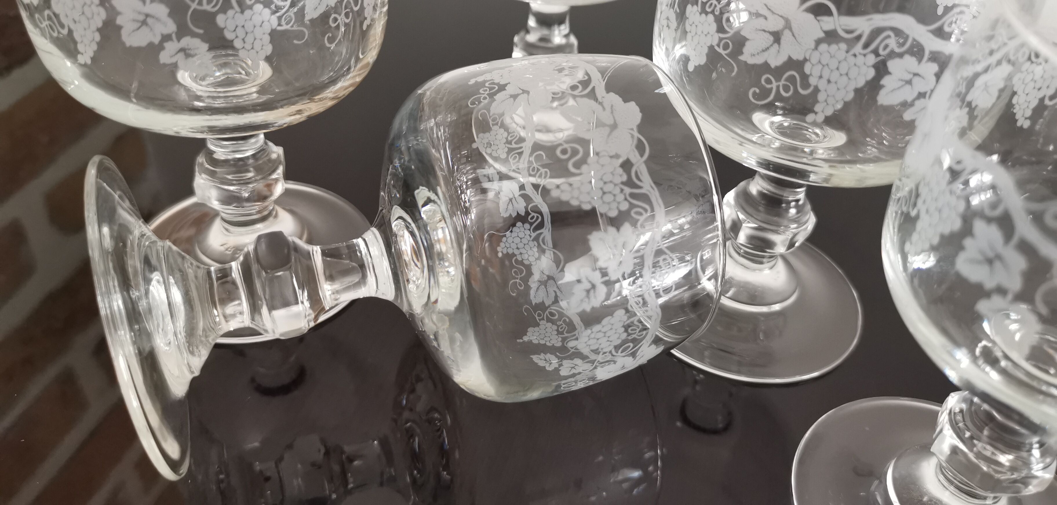 Set of 6 glasses on feet with water decoration grape and vine shoot