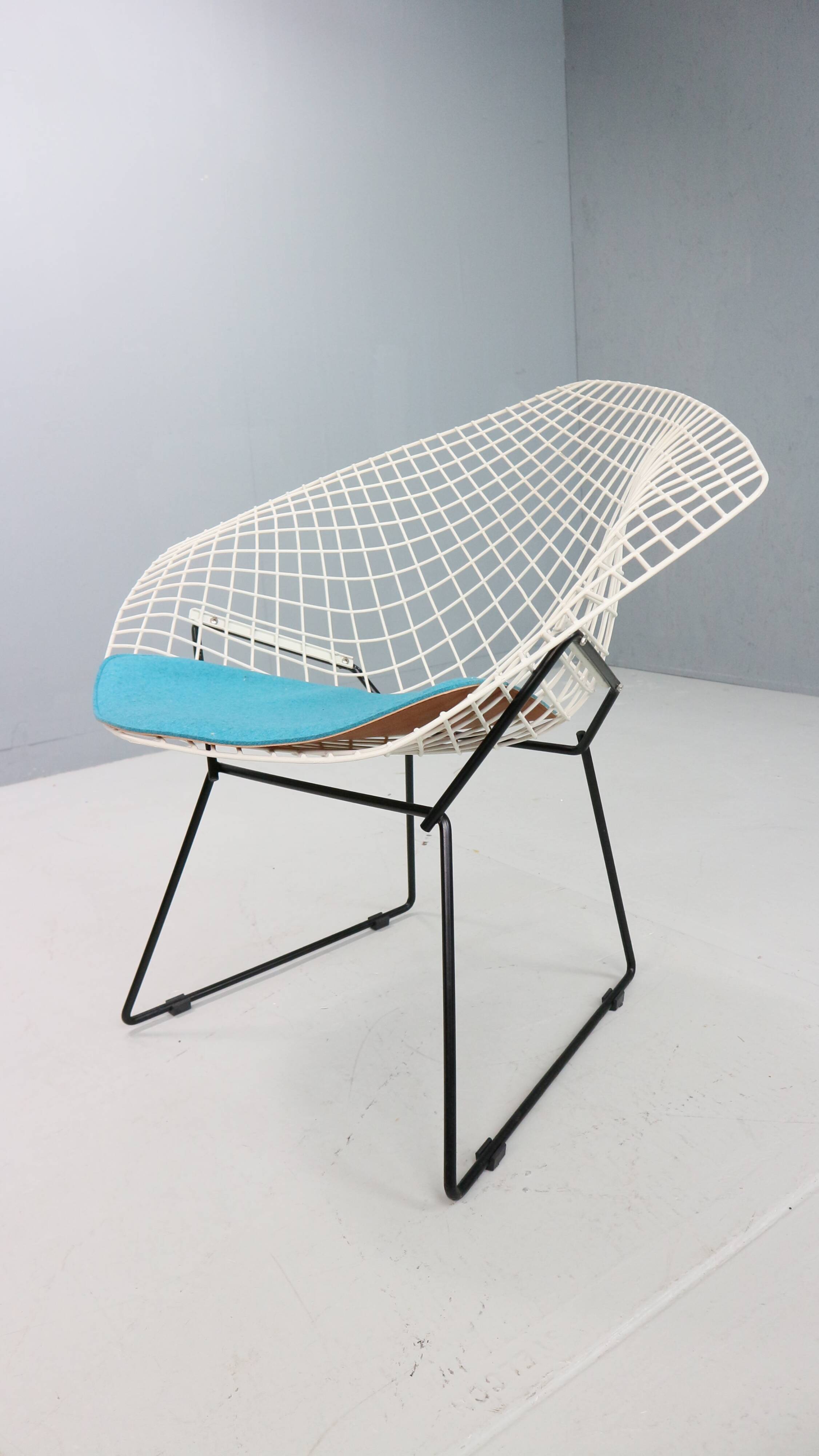 Diamond chair by Harry Bertoia in white & black metal and new blue seating