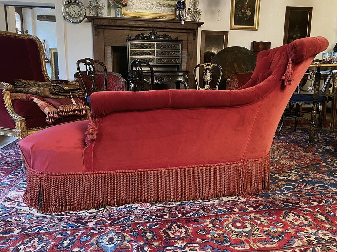 Napoleon III meridian, purple red velvet. Buttoned backrest.