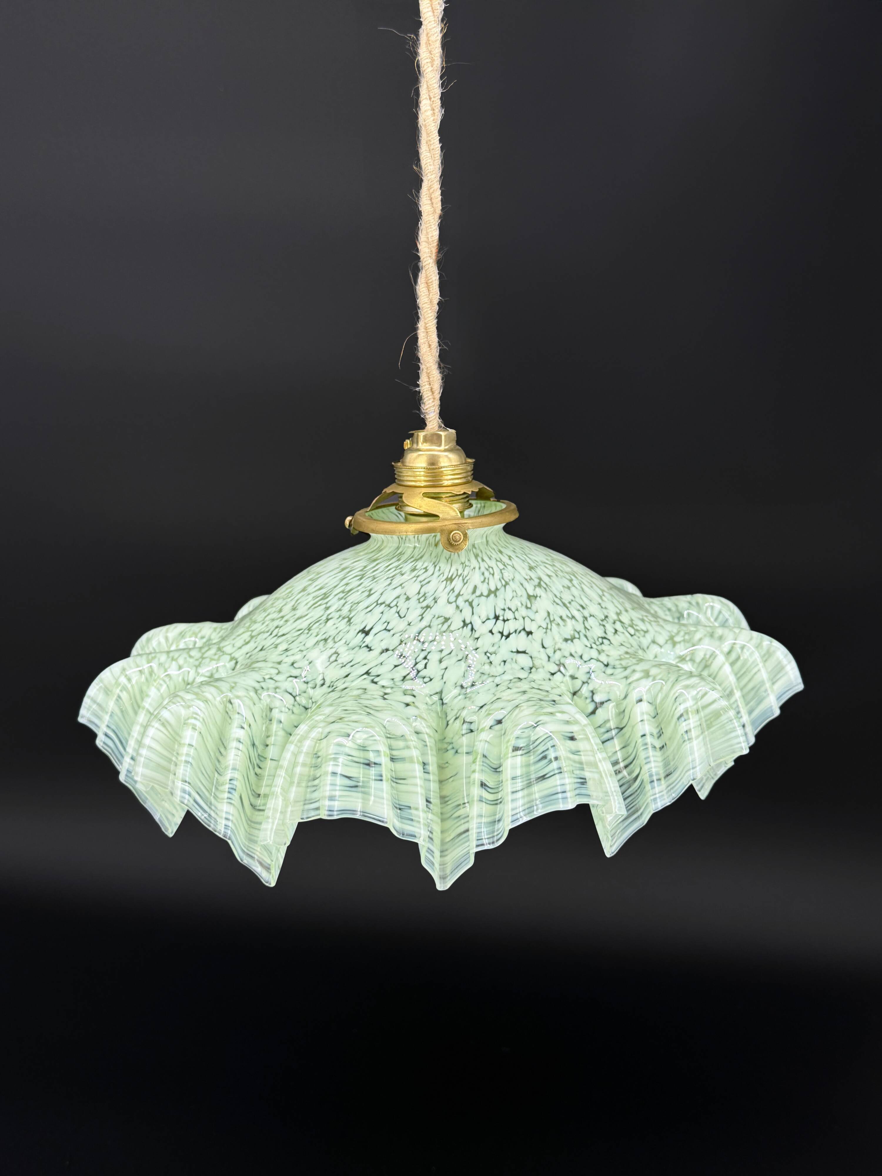 Suspension vintage en verre de Clichy vert – forme drapée