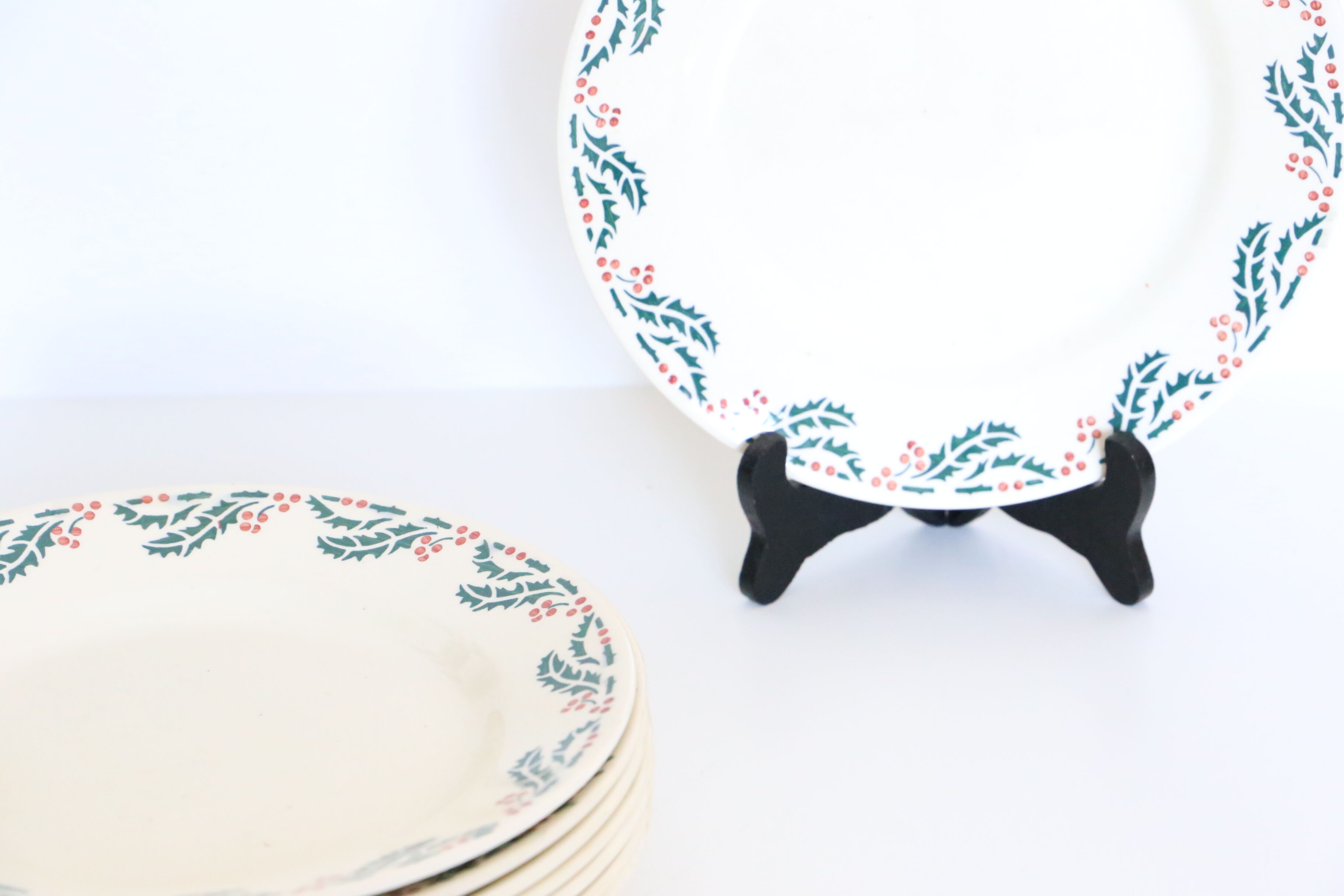 Set of 8 flat plates Moulin des Wolves, Holly motif