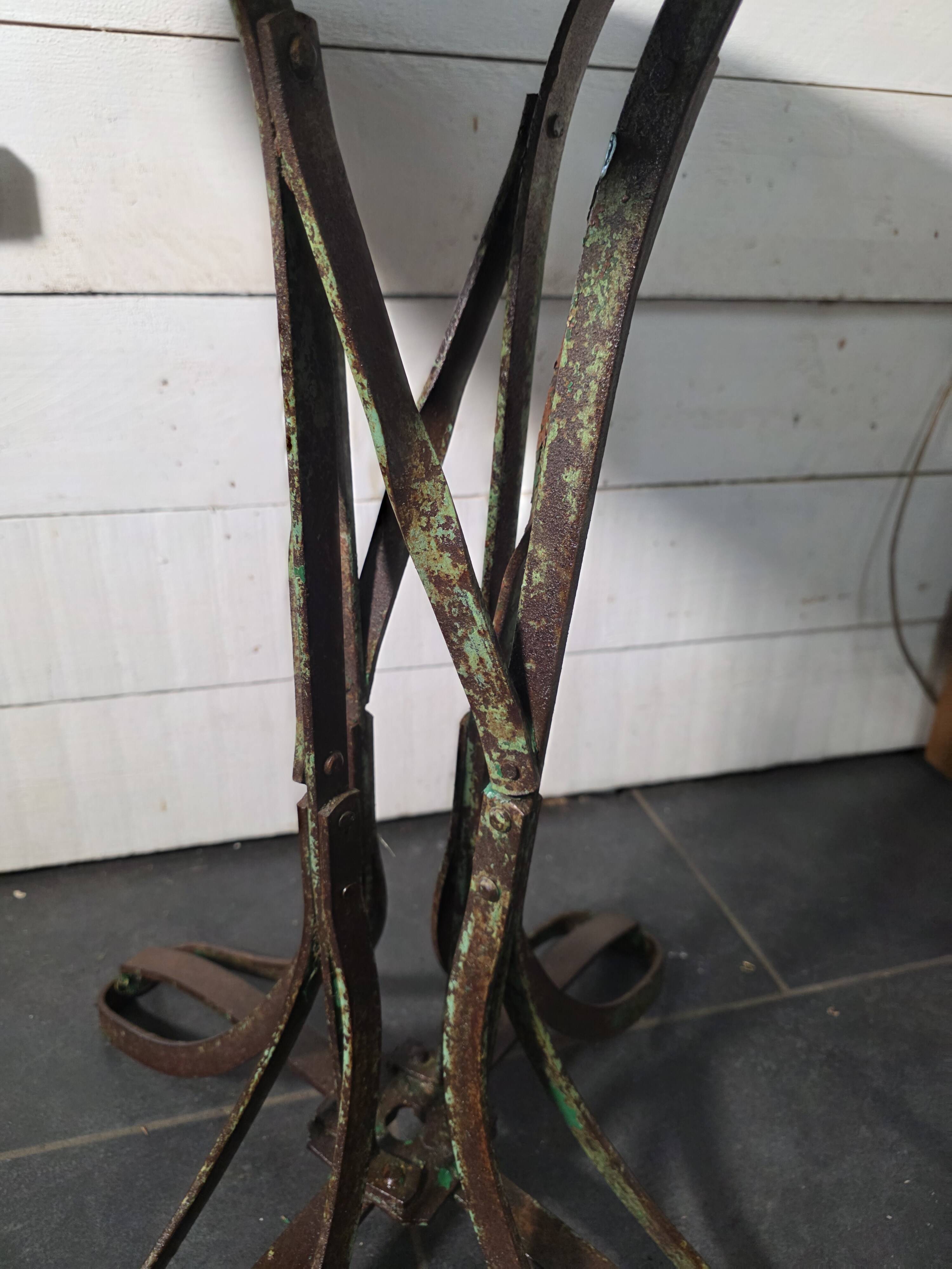 Table de jardin Eiffel en fer forgé riveté du XIXe