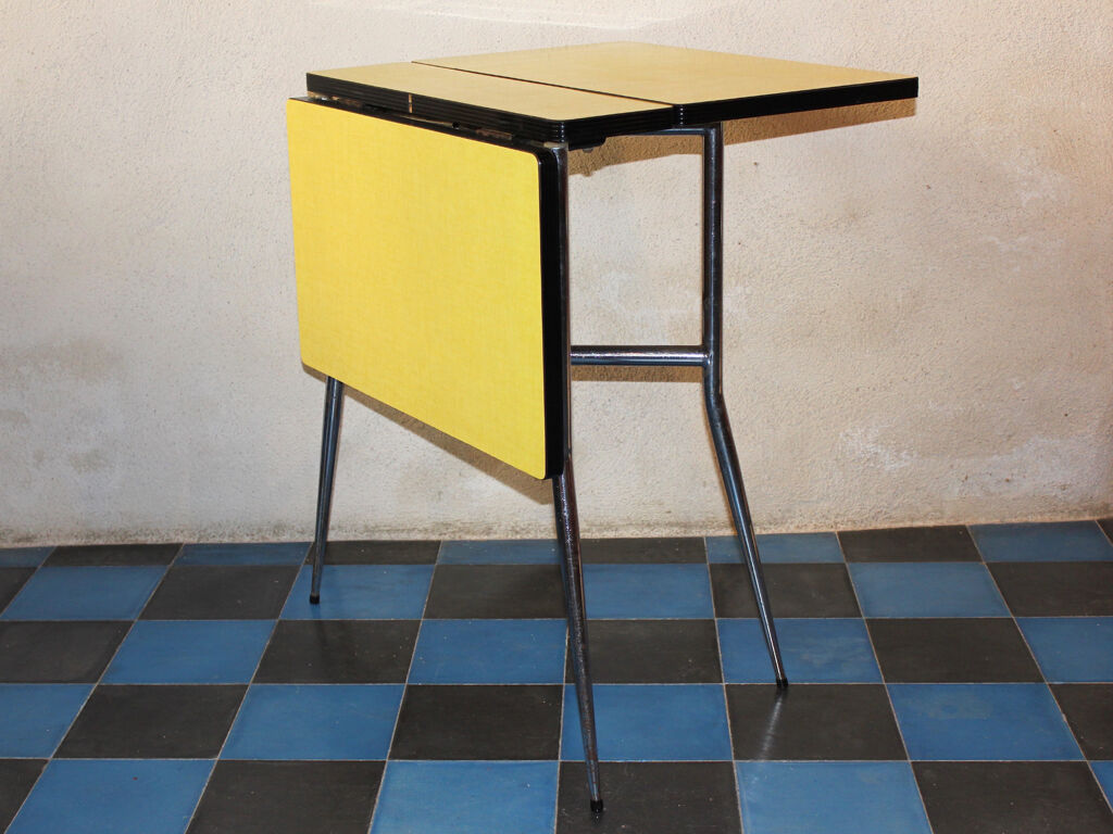 Folding table in formica