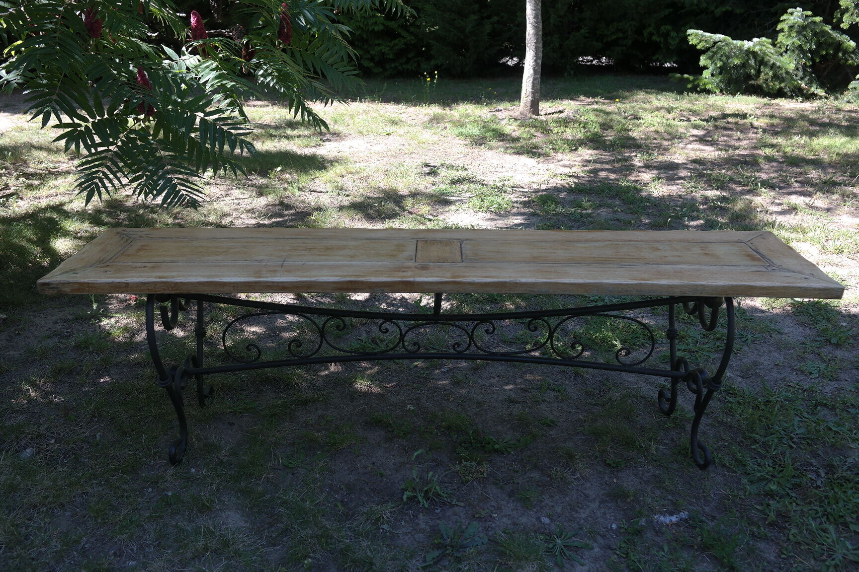 Pairs of benches in light wood and tubular metal