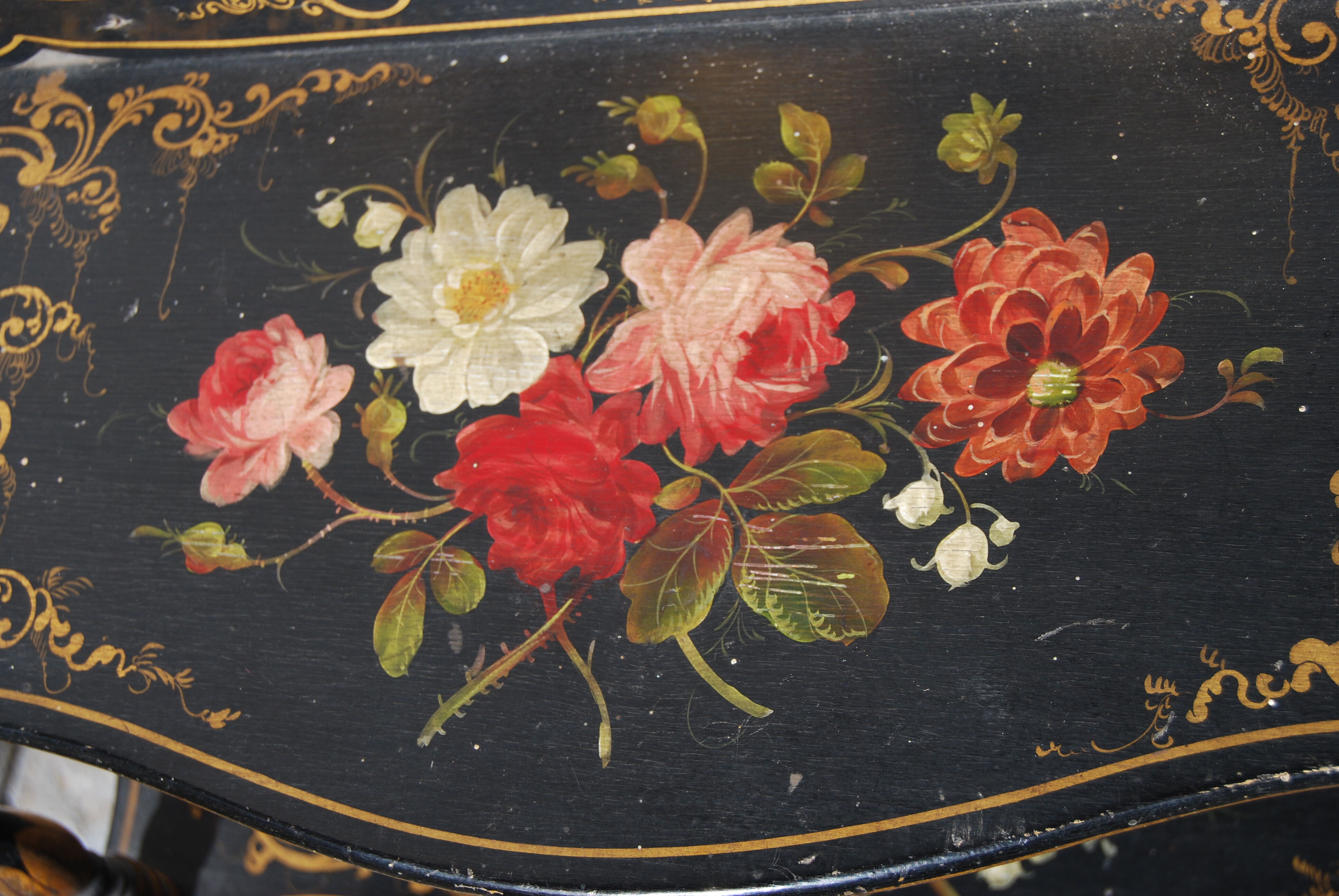 Étagère murale Napoléon III en bois noirci à décor de fleurs.