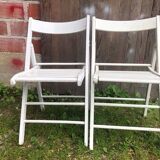 Paire de chaise pliante en bois blanc vintage