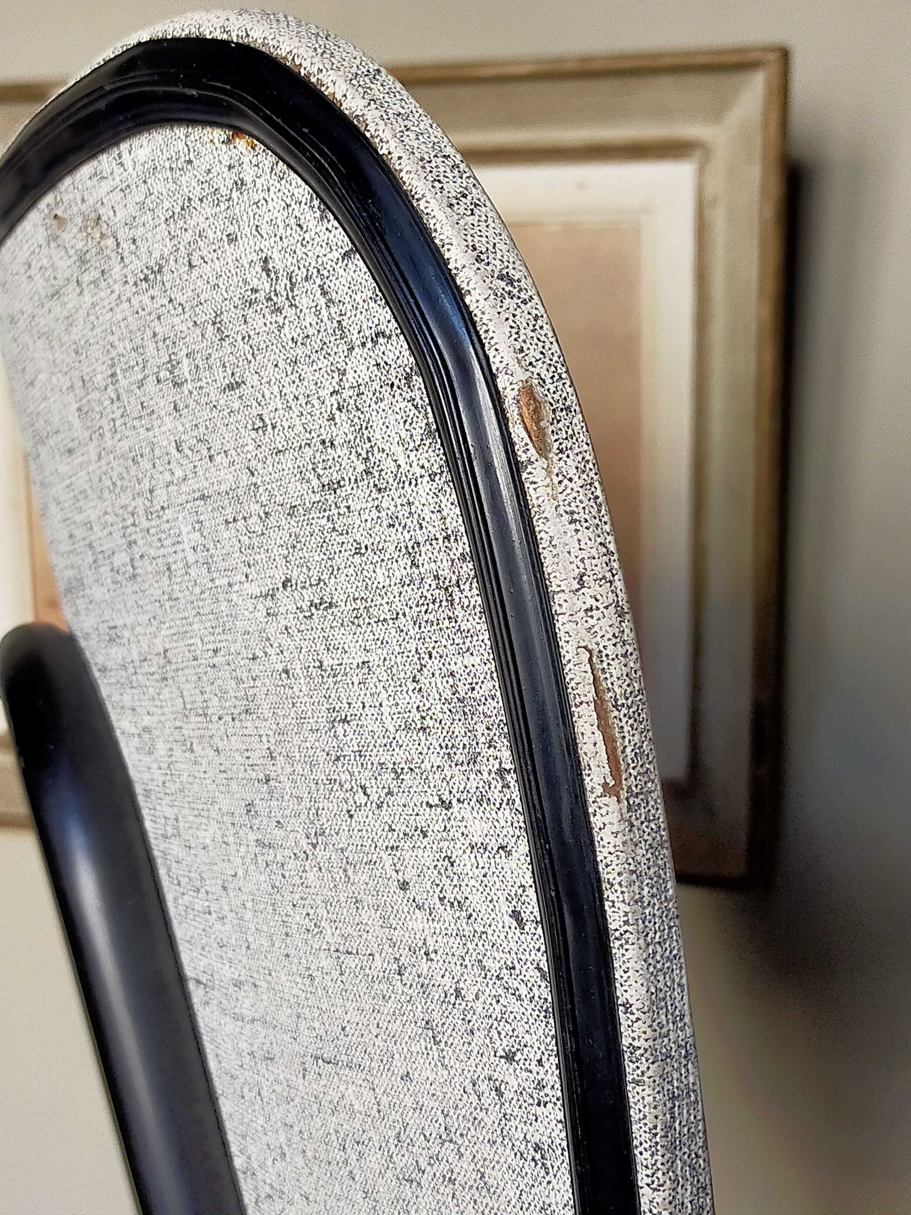 Chaise skaï moucheté et pieds tubes de métal noirs années 50