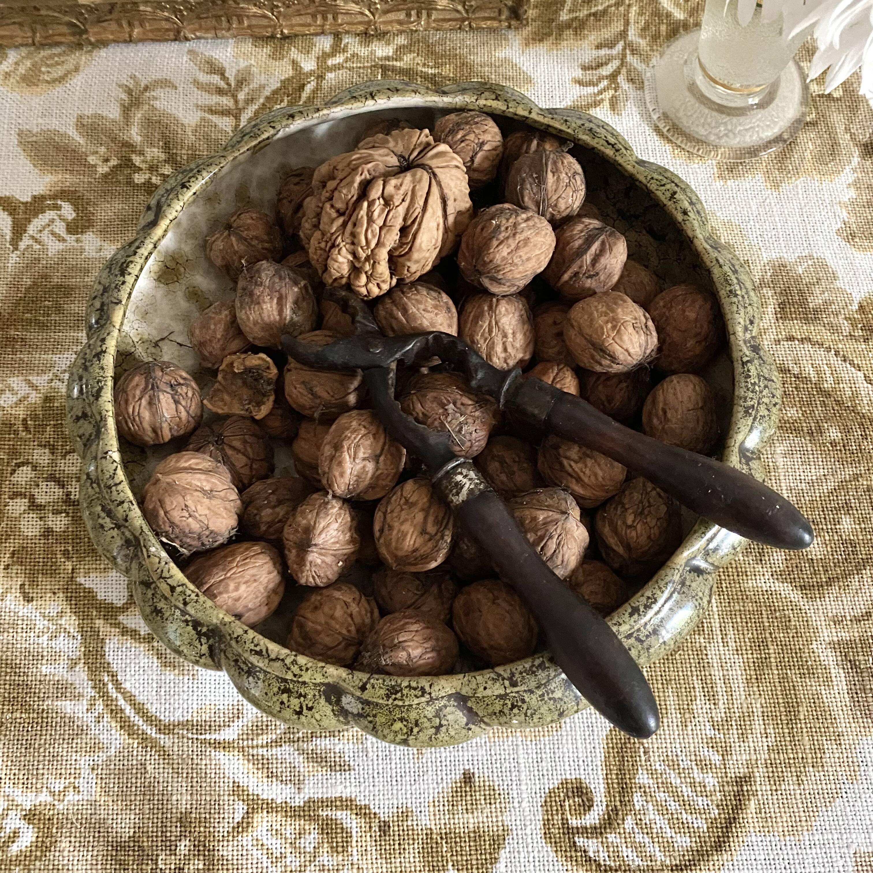 Plat en céramique mouchetée