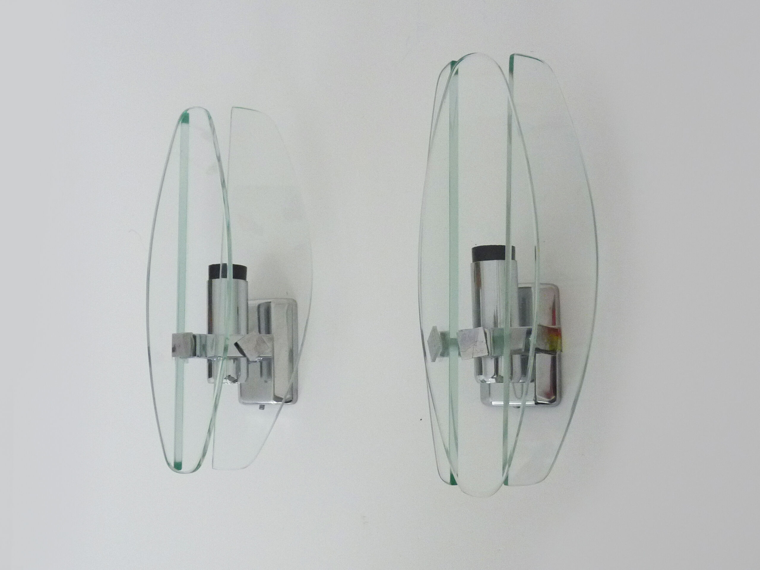 Paire d'appliques italienne Veca en verre bleuté et chrome, simple feux. Années 70