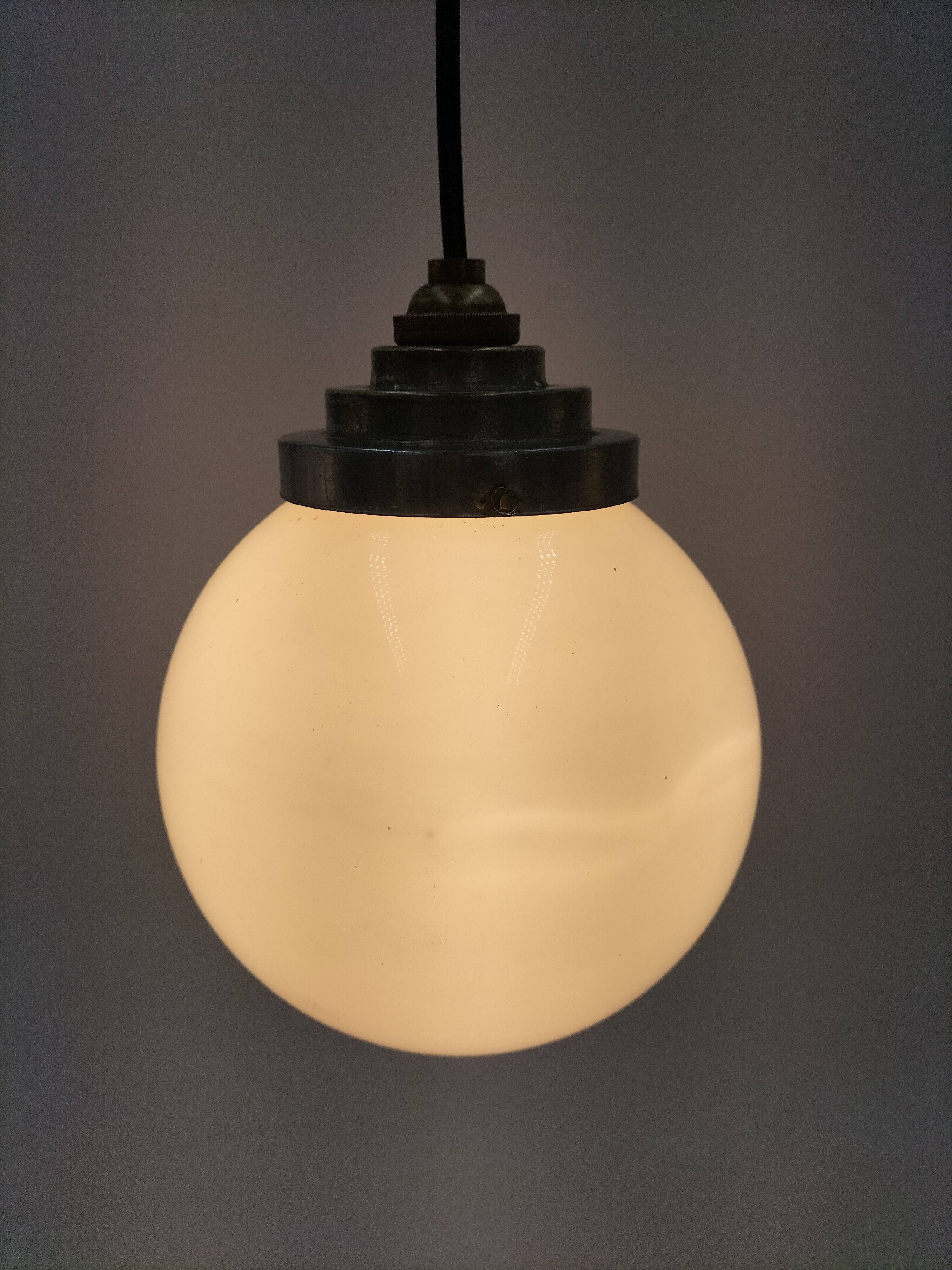 Suspension ball opaline