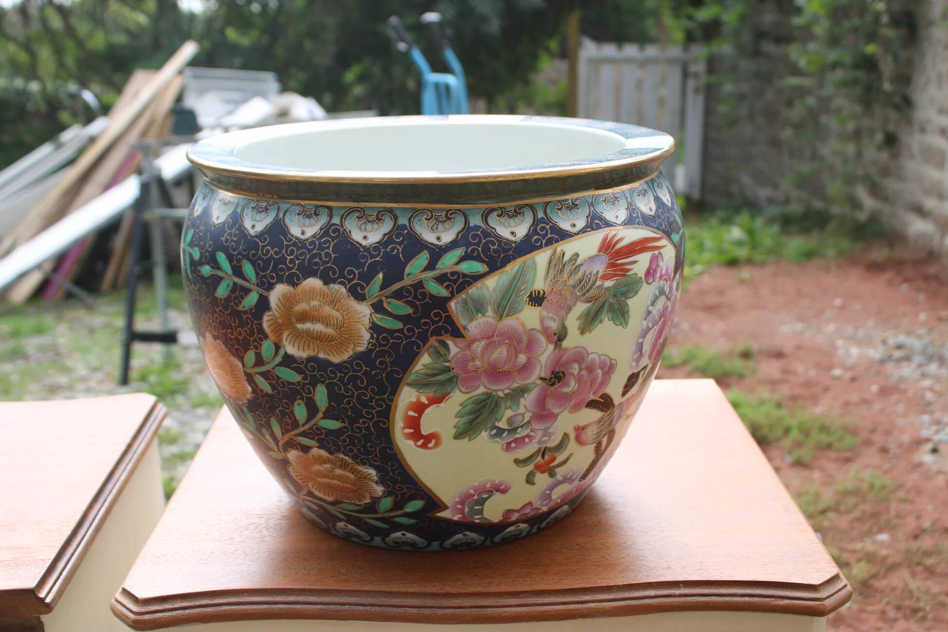 Large Chinese cache-pot in polychrome porcelain – flowers and birds – Ø33 cm
