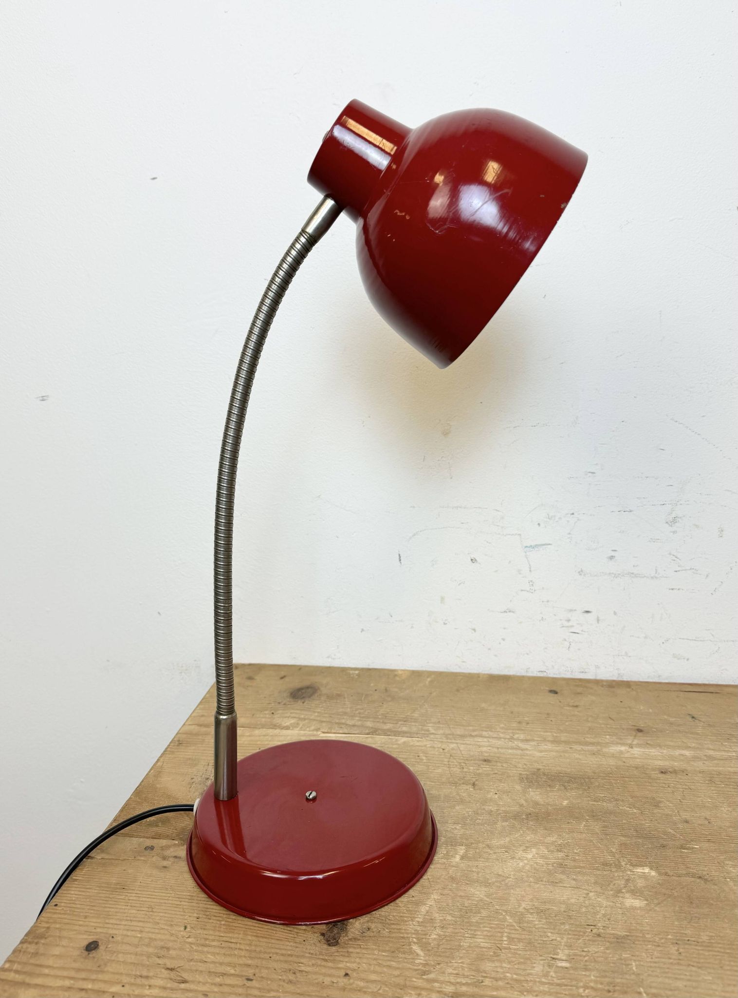 Lampe de Table Industrielle Rouge à Col de Cygne, 1960s