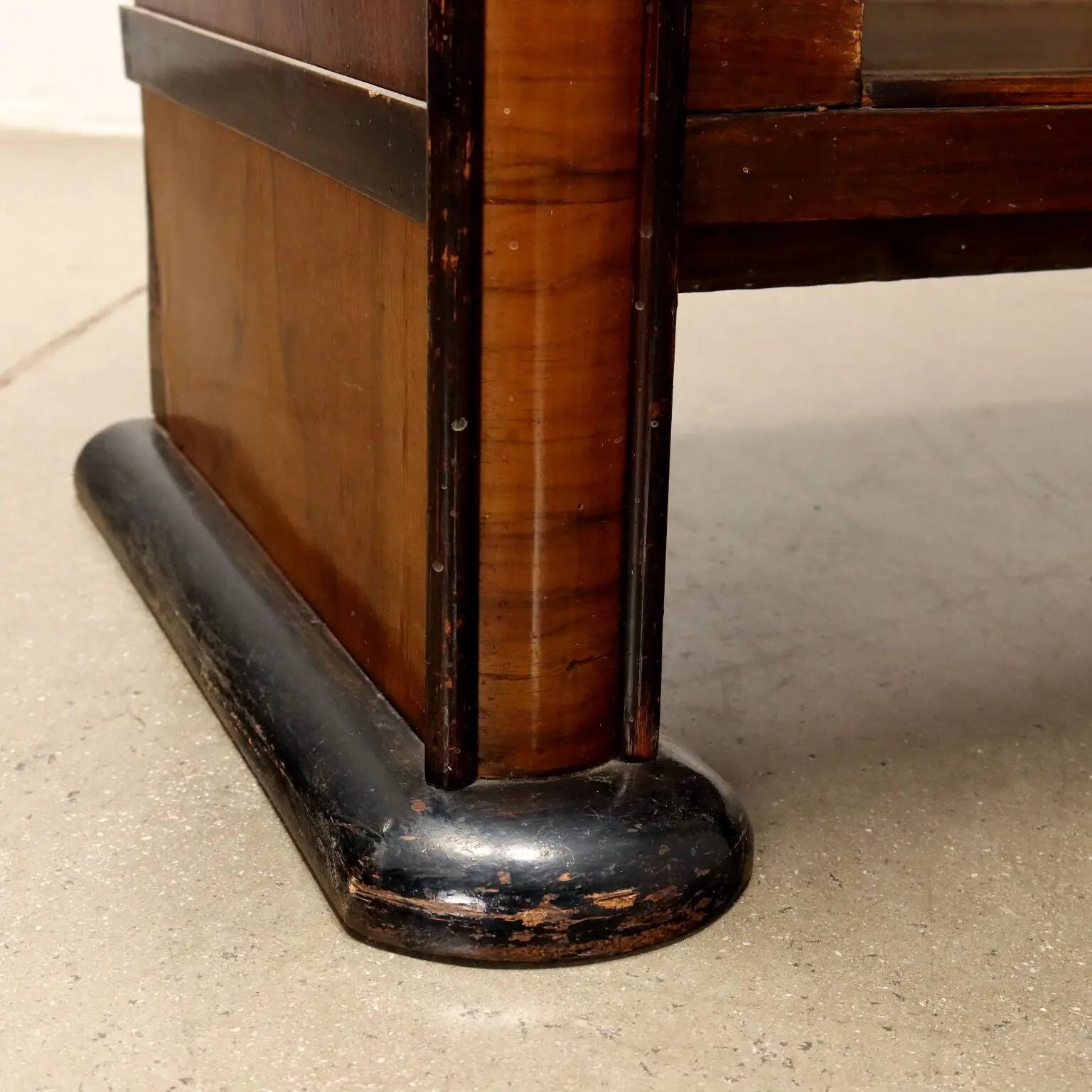 Vintage display cabinet from the 1920s-30s in walnut, Italy.