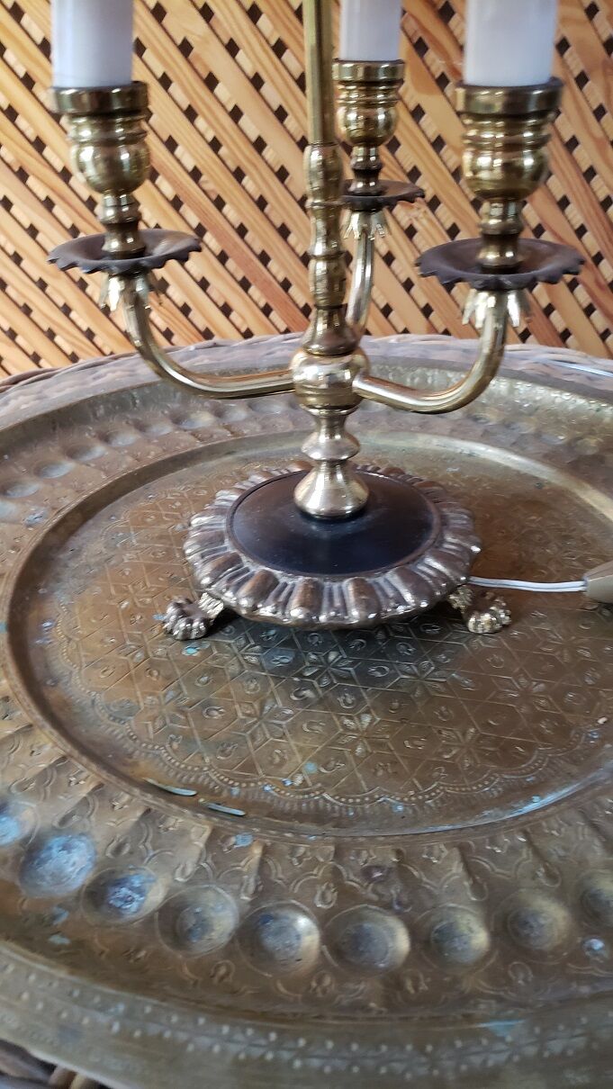 Desk lamp foot claws