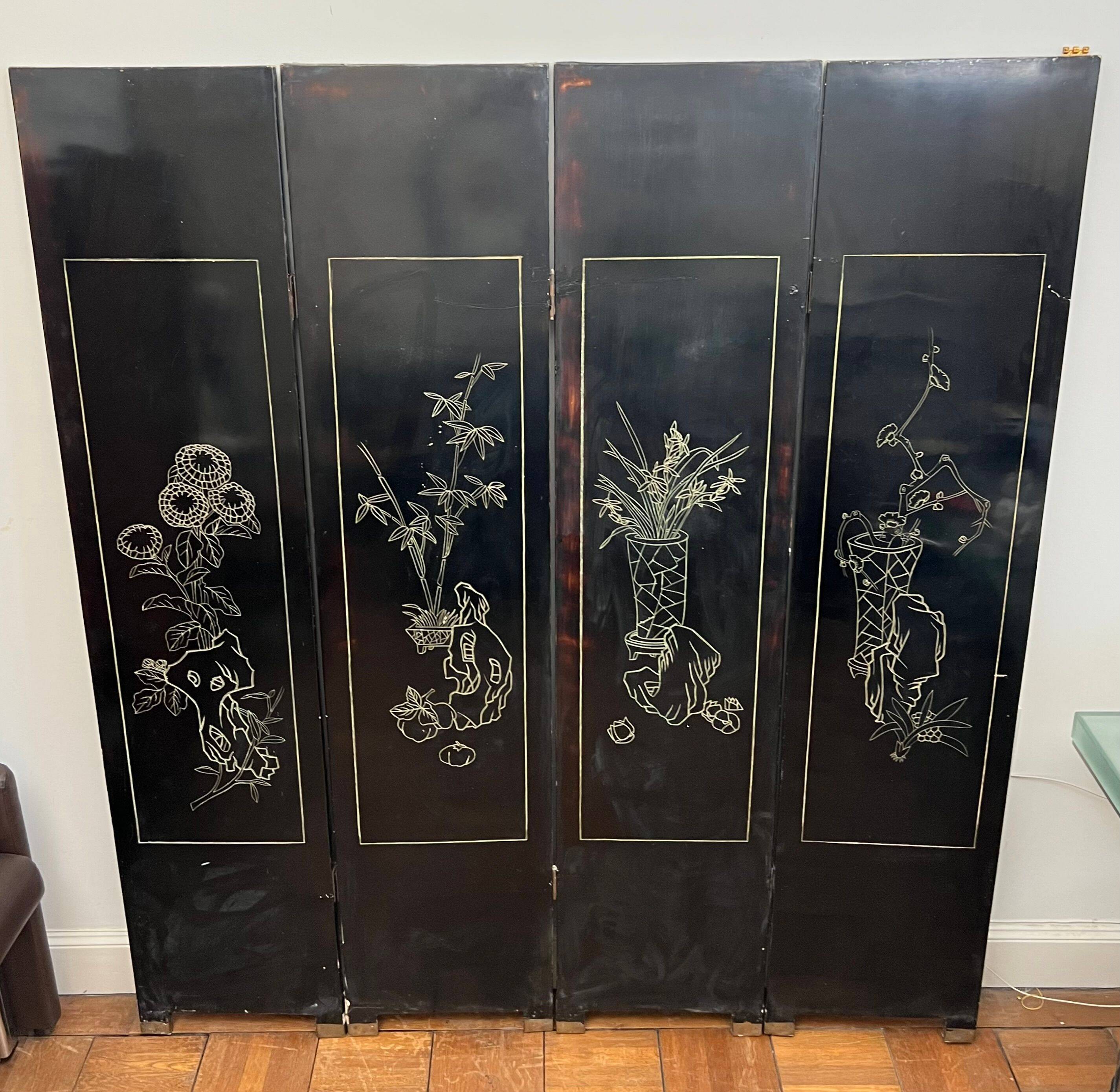 Chinese lacquered screen with decorations of birds and bamboo. Chinese work. Around 1950.