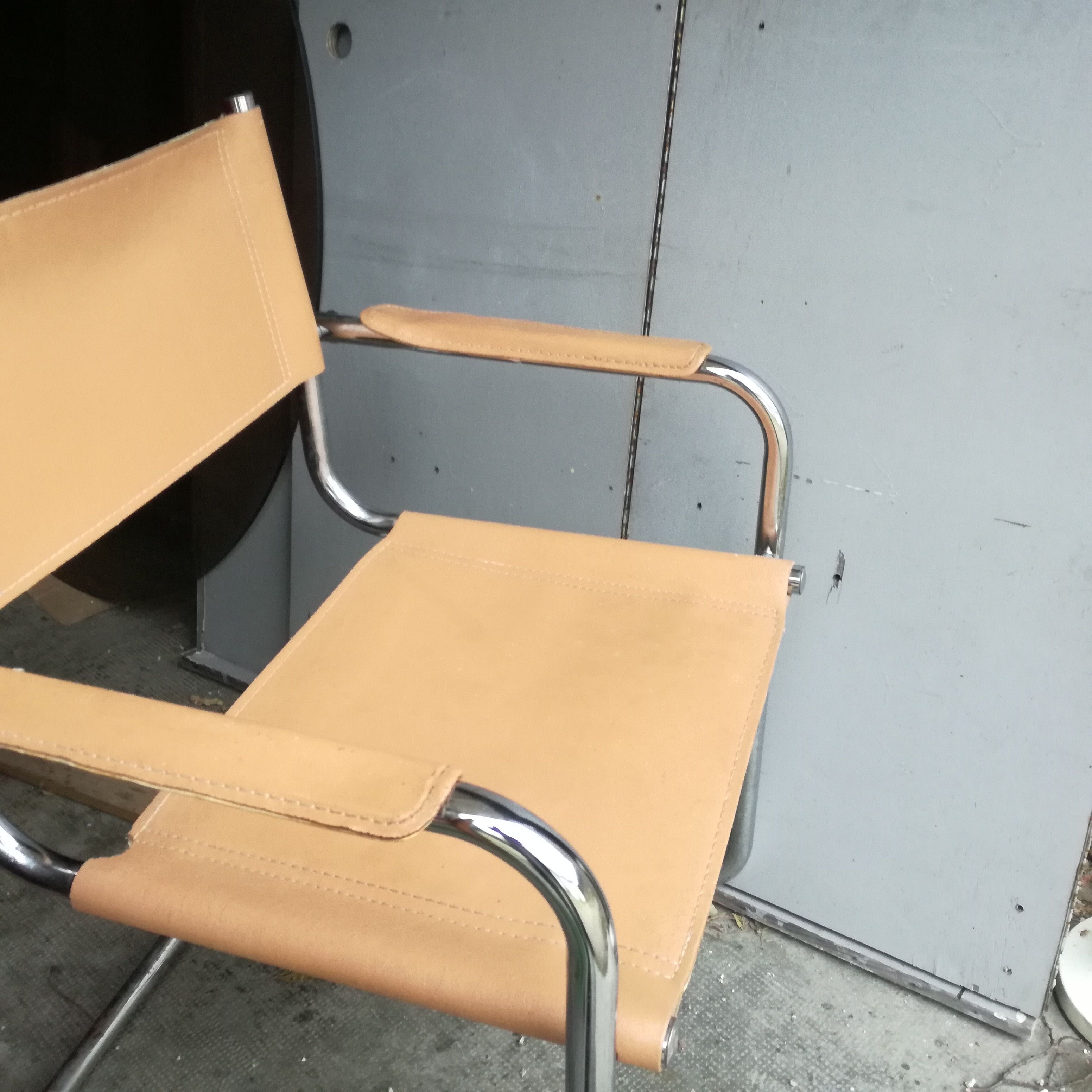 Peach-coloured leather Cantilever armchair