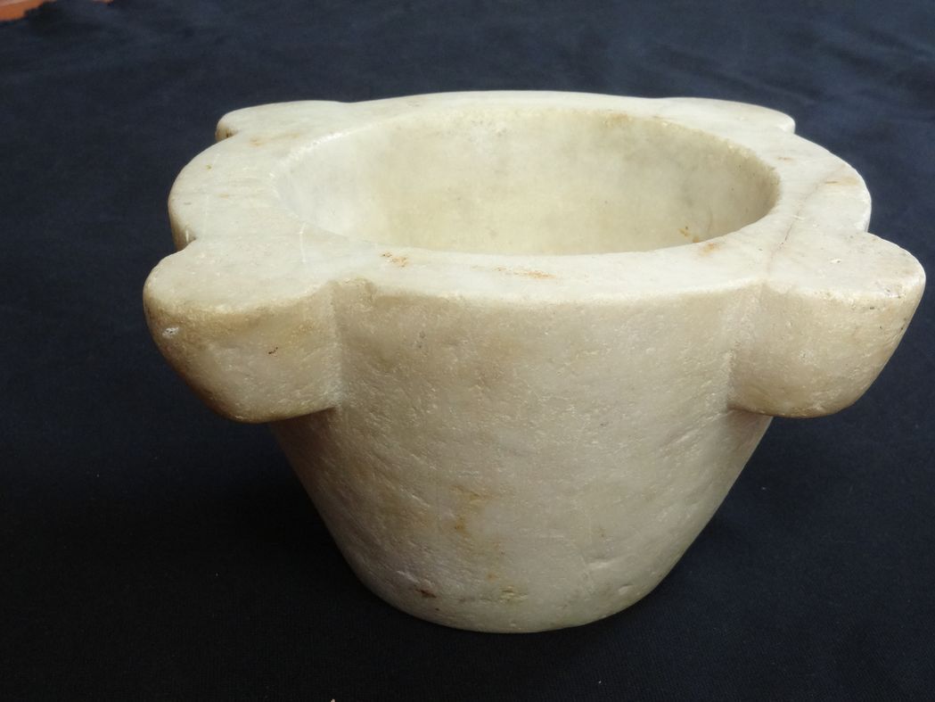 Carrara marble mortar of nineteenth century 26 x 13 cm