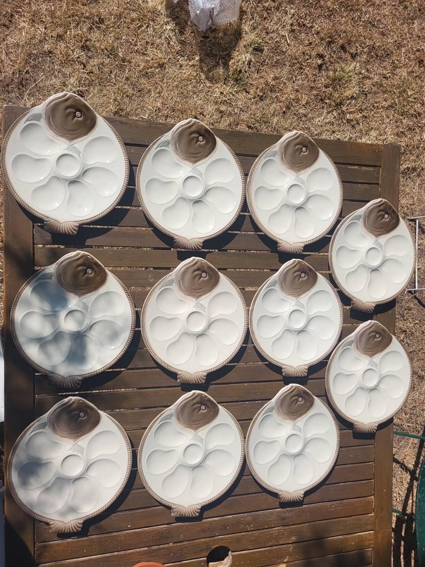 11 Longwy oyster plates with wells and a central compartment.