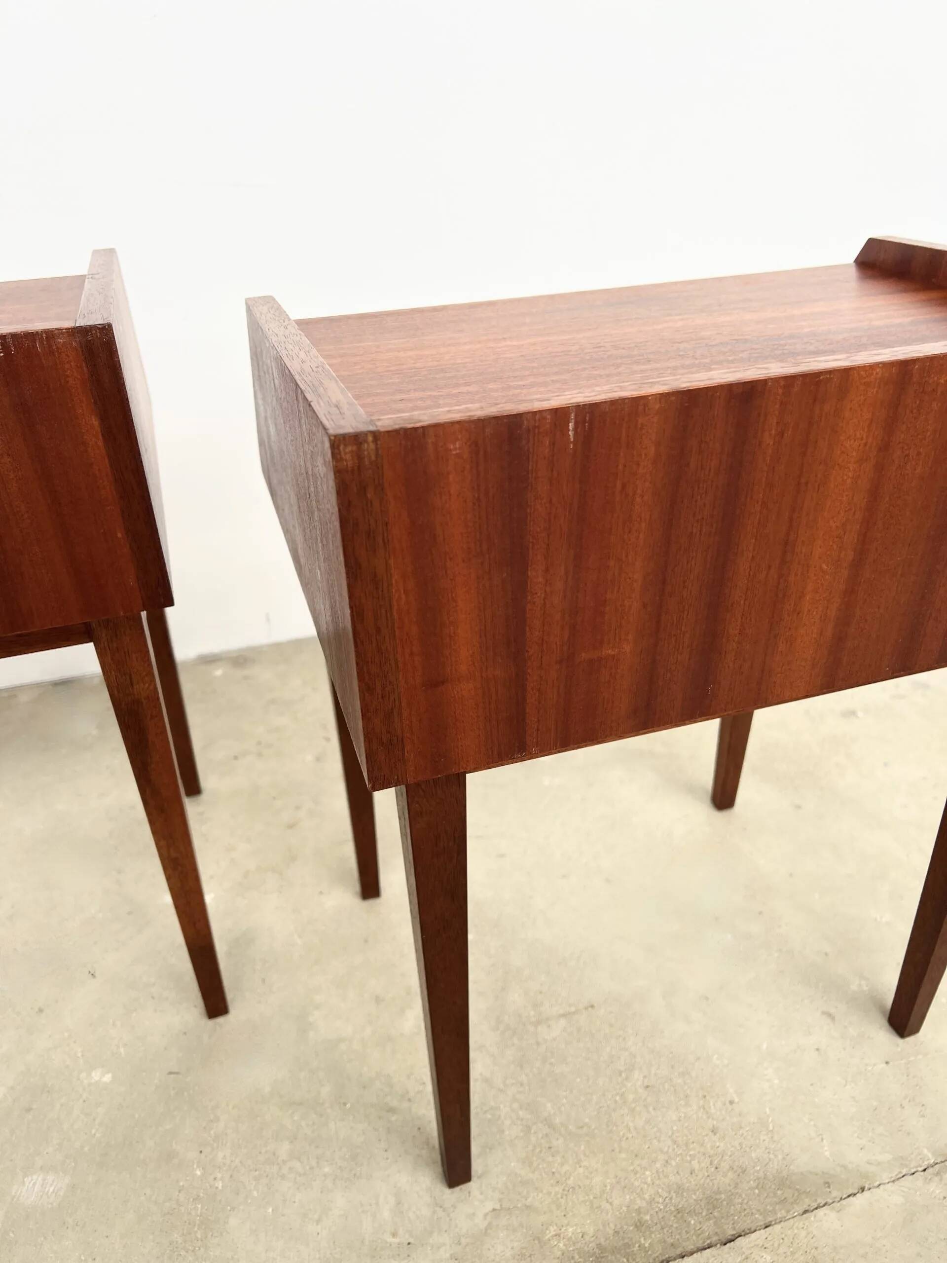 Vintage teak bedside tables (H53cm) – minimalist design and open niche.