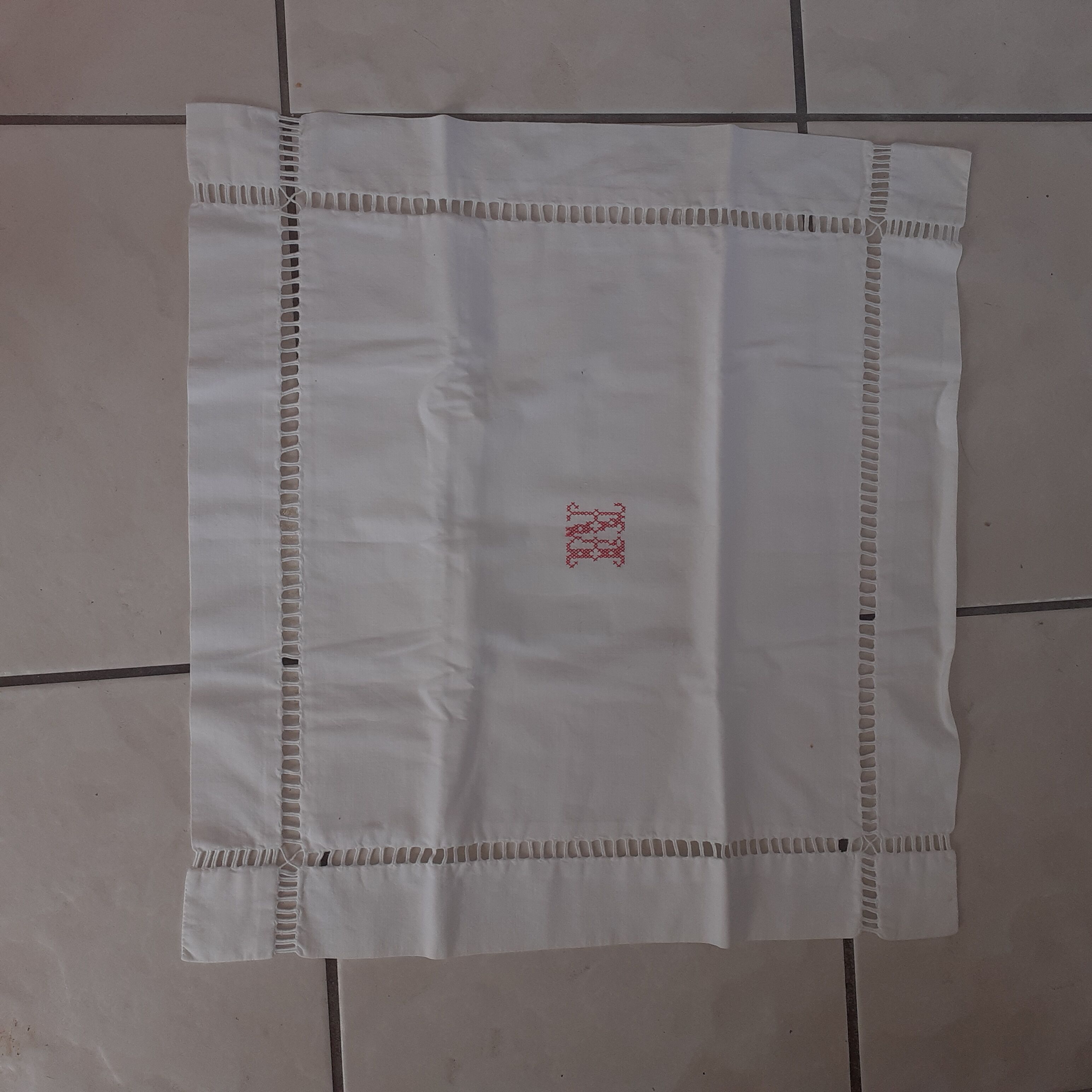 Pillowcase, red central monogram. Surrounded by days.