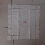 Pillowcase, red central monogram. Surrounded by days.