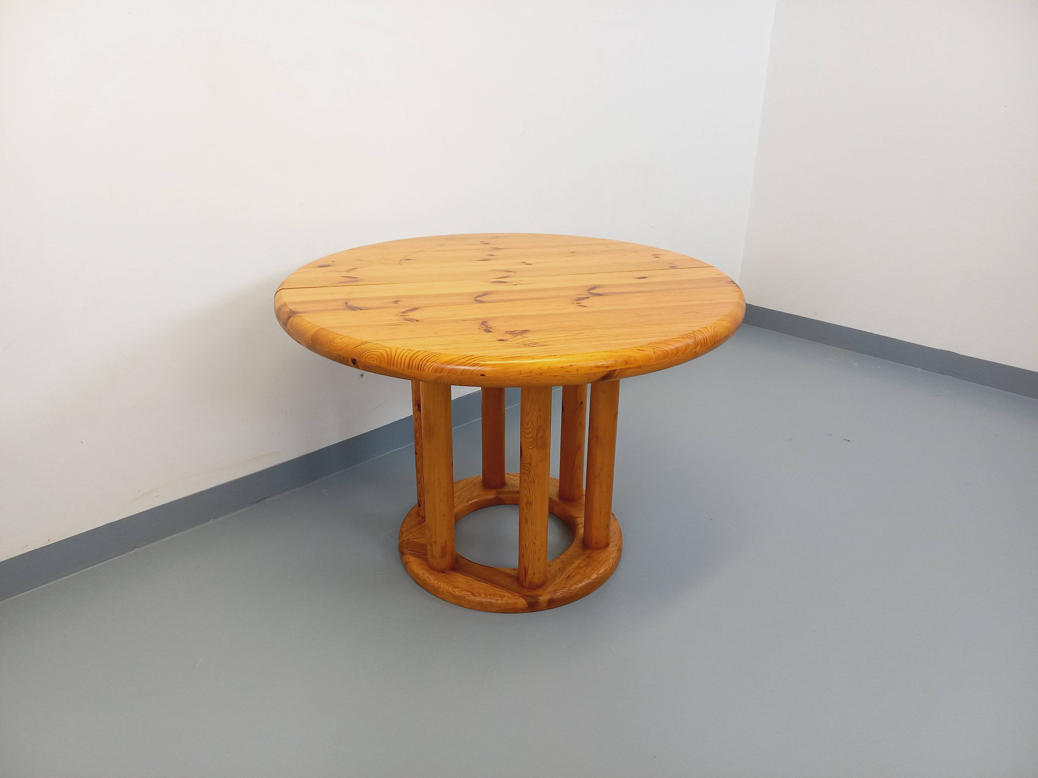 Vintage Scandinavian round dining table by Rainer Daumiller in pine from the 1960s.