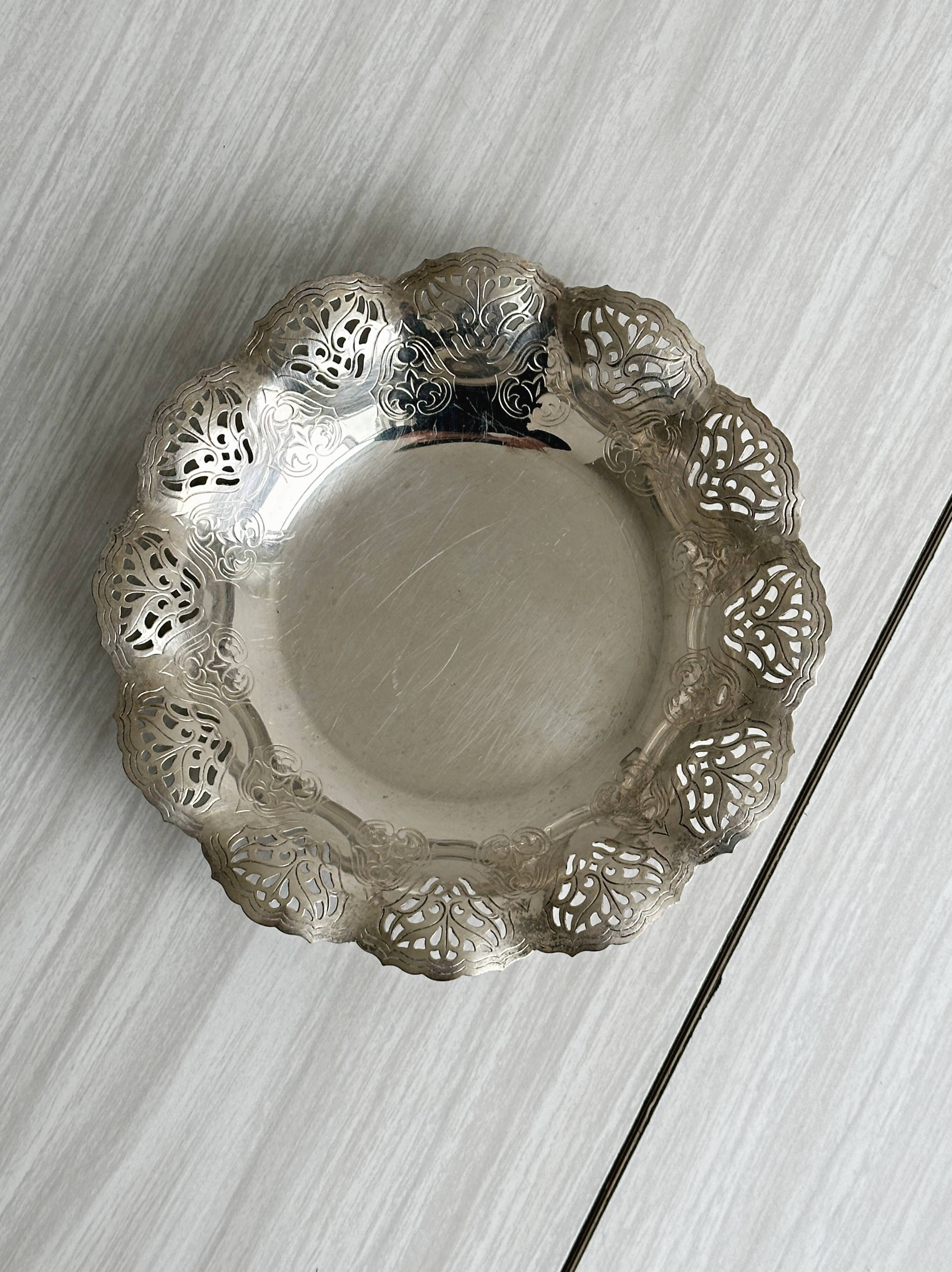 Small openwork bowl in engraved metal