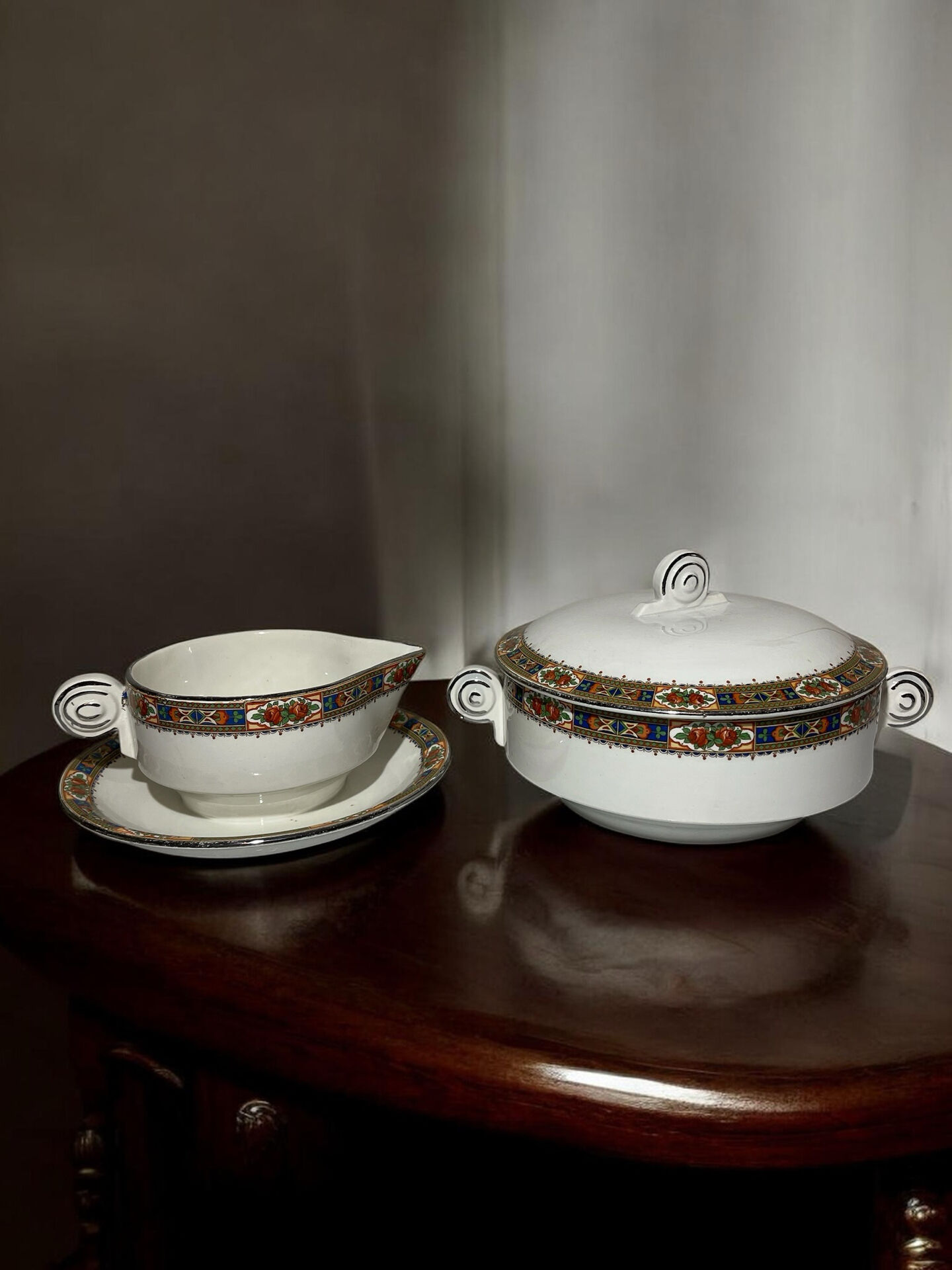 Ensemble ancien en faïence d’Onnaing – légumier couvert et saucière –